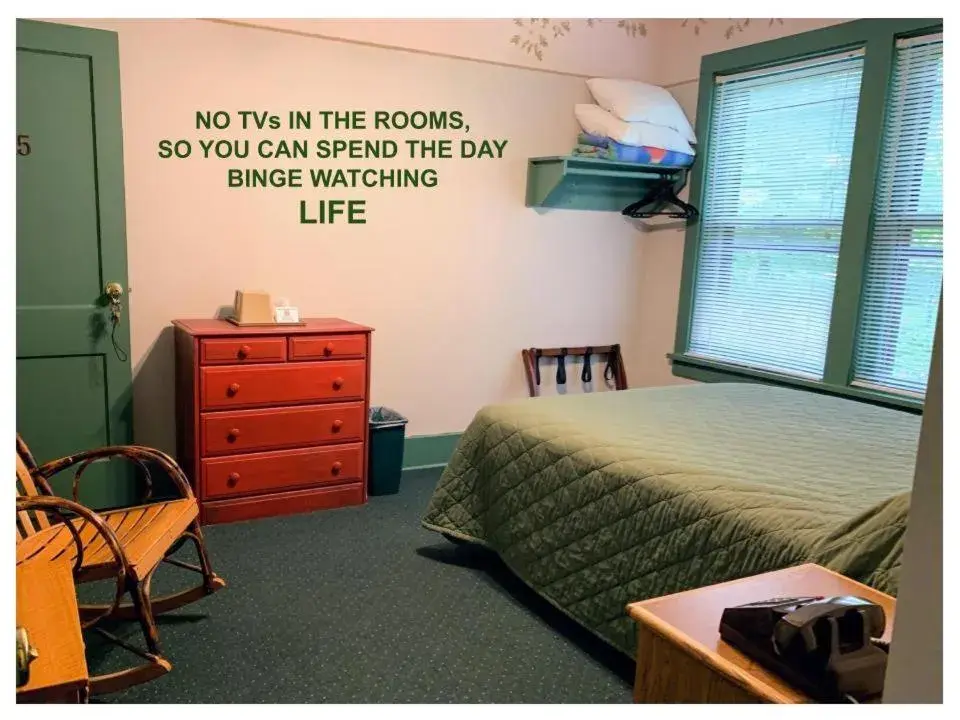 Non-Pet friendly Queen Room in Gordon Beach Inn Non-Pet friendly Queen Room in Gordon Beach Inn