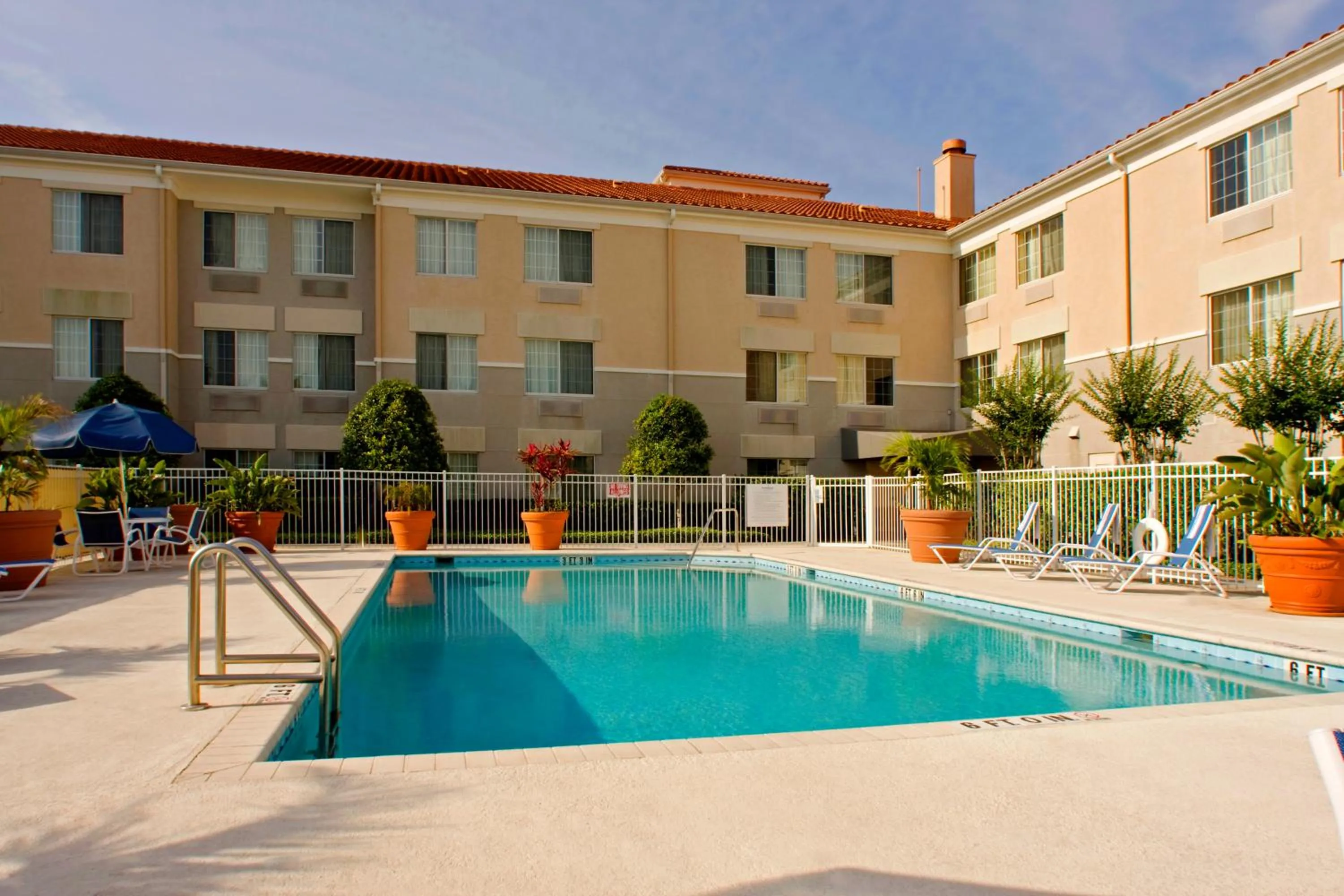 Swimming pool in Extended Stay America Suites - Phoenix - Airport - Tempe