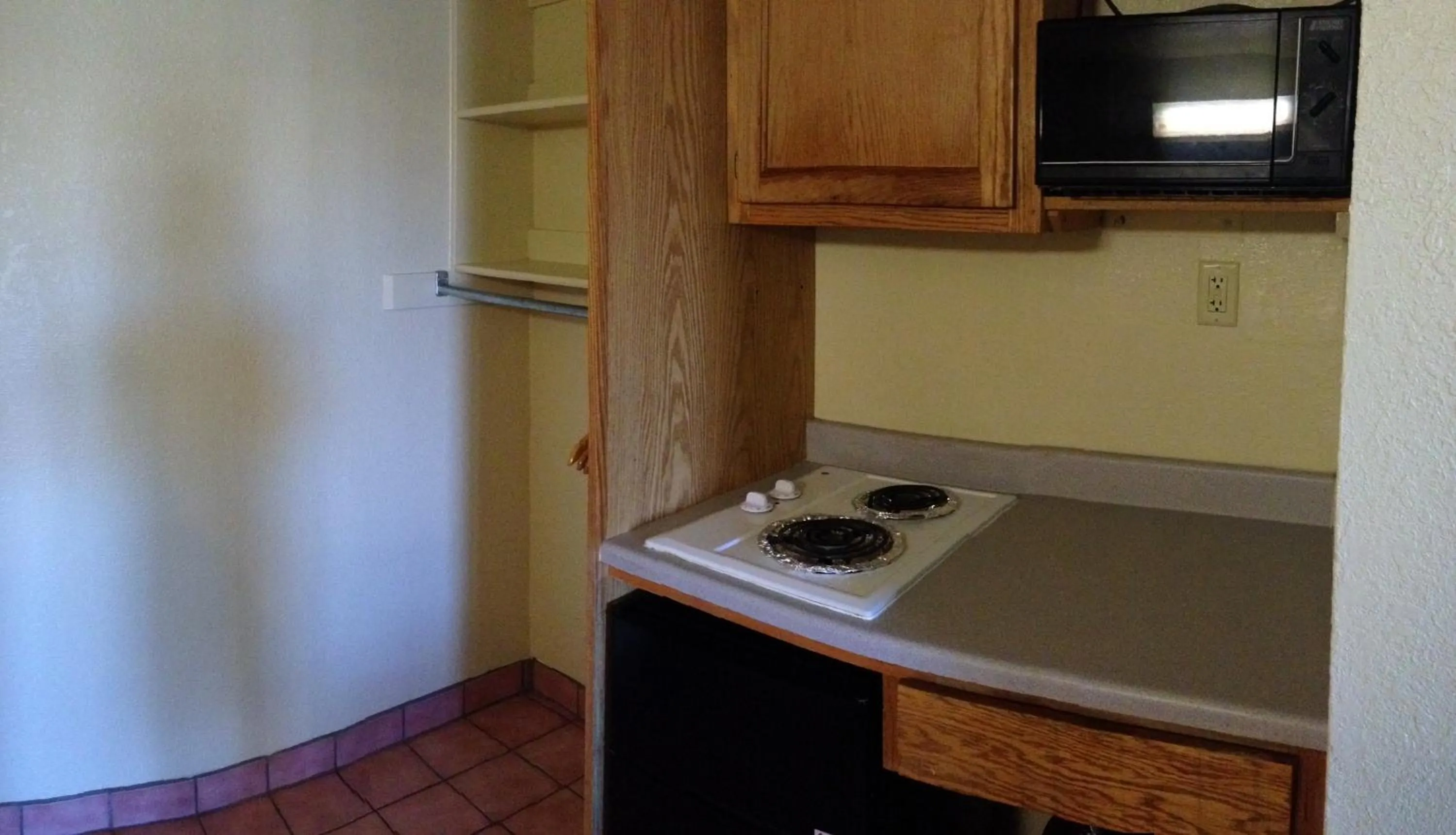 Kitchen or kitchenette in Four Corners Inn