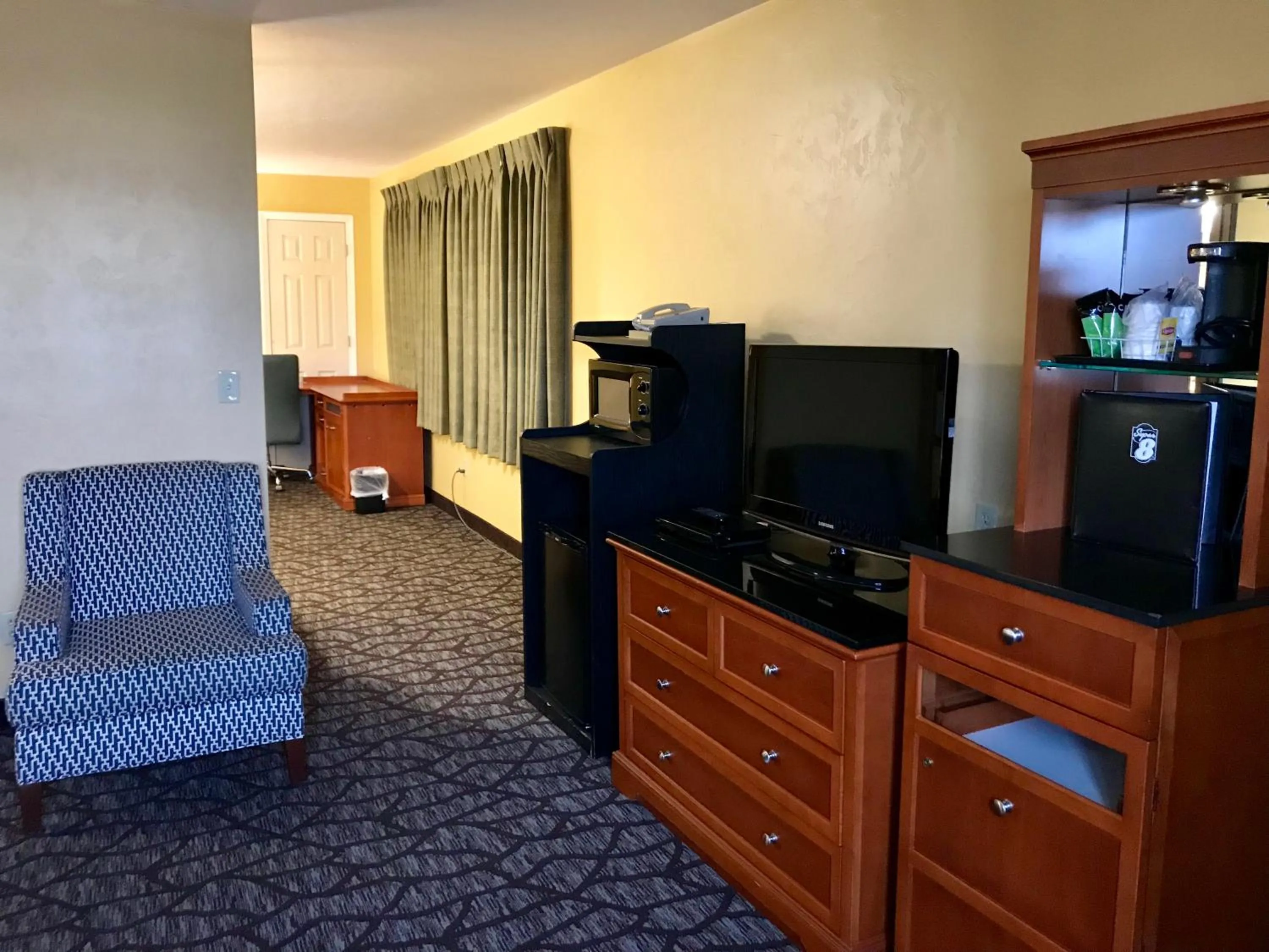 Communal lounge/ TV room in Super 8 by Wyndham Union Gap Yakima Area