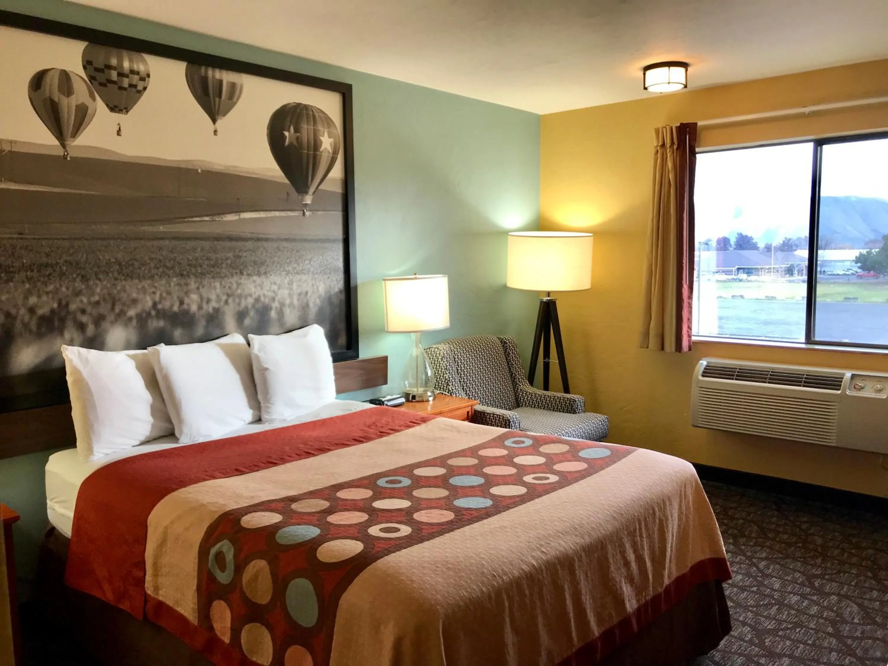 Bed in Super 8 by Wyndham Union Gap Yakima Area