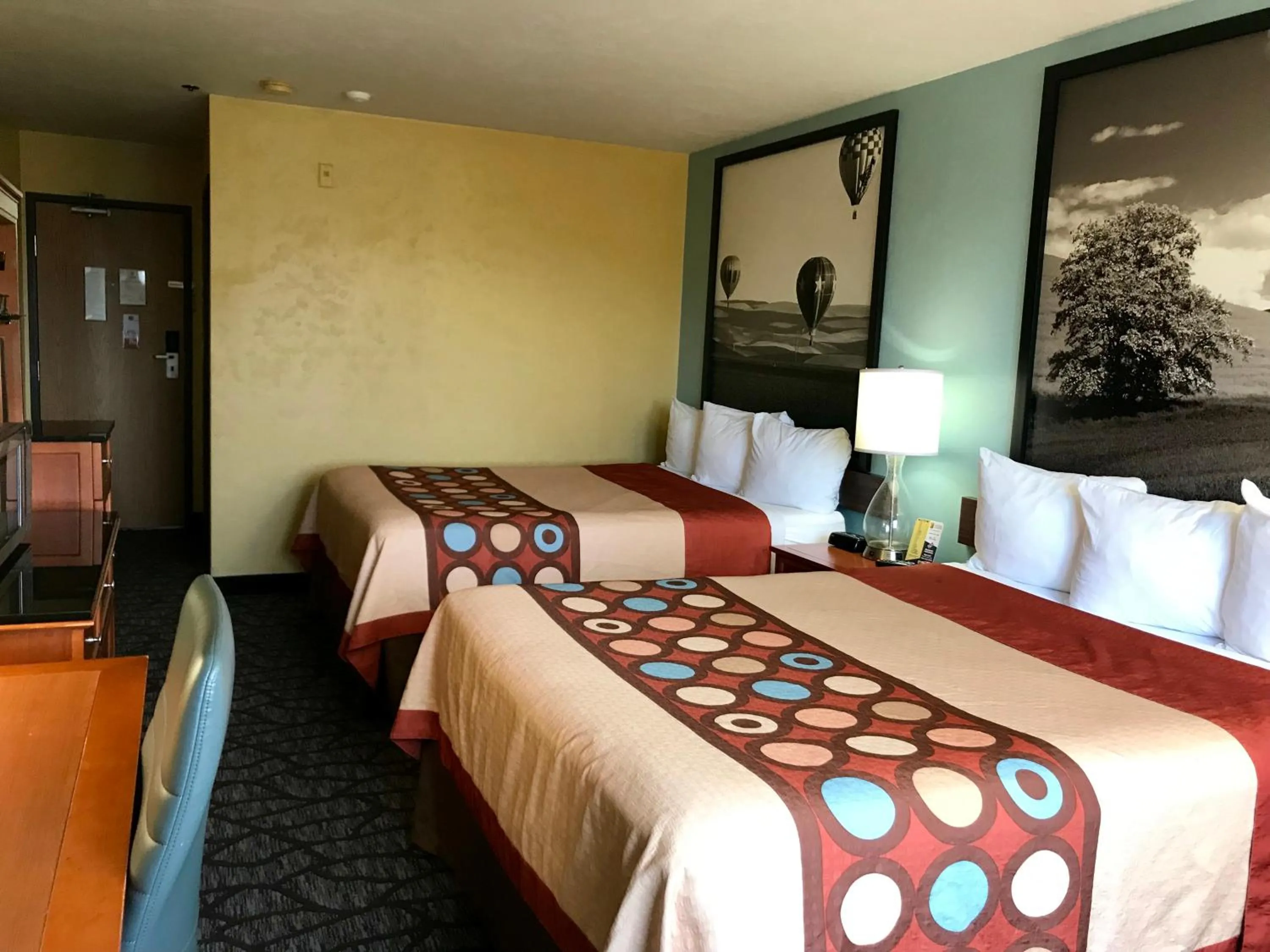 Bed in Super 8 by Wyndham Union Gap Yakima Area