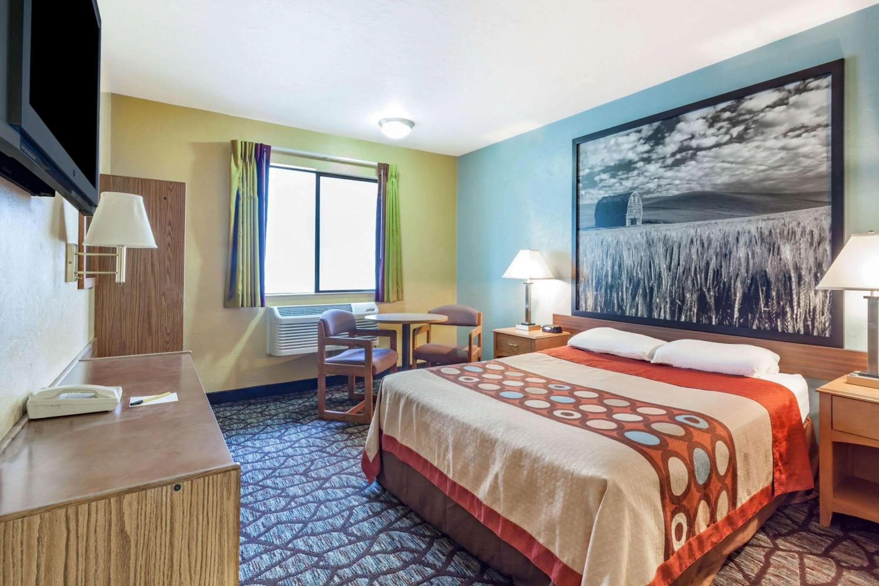 Photo of the whole room, Bed in Super 8 by Wyndham Union Gap Yakima Area