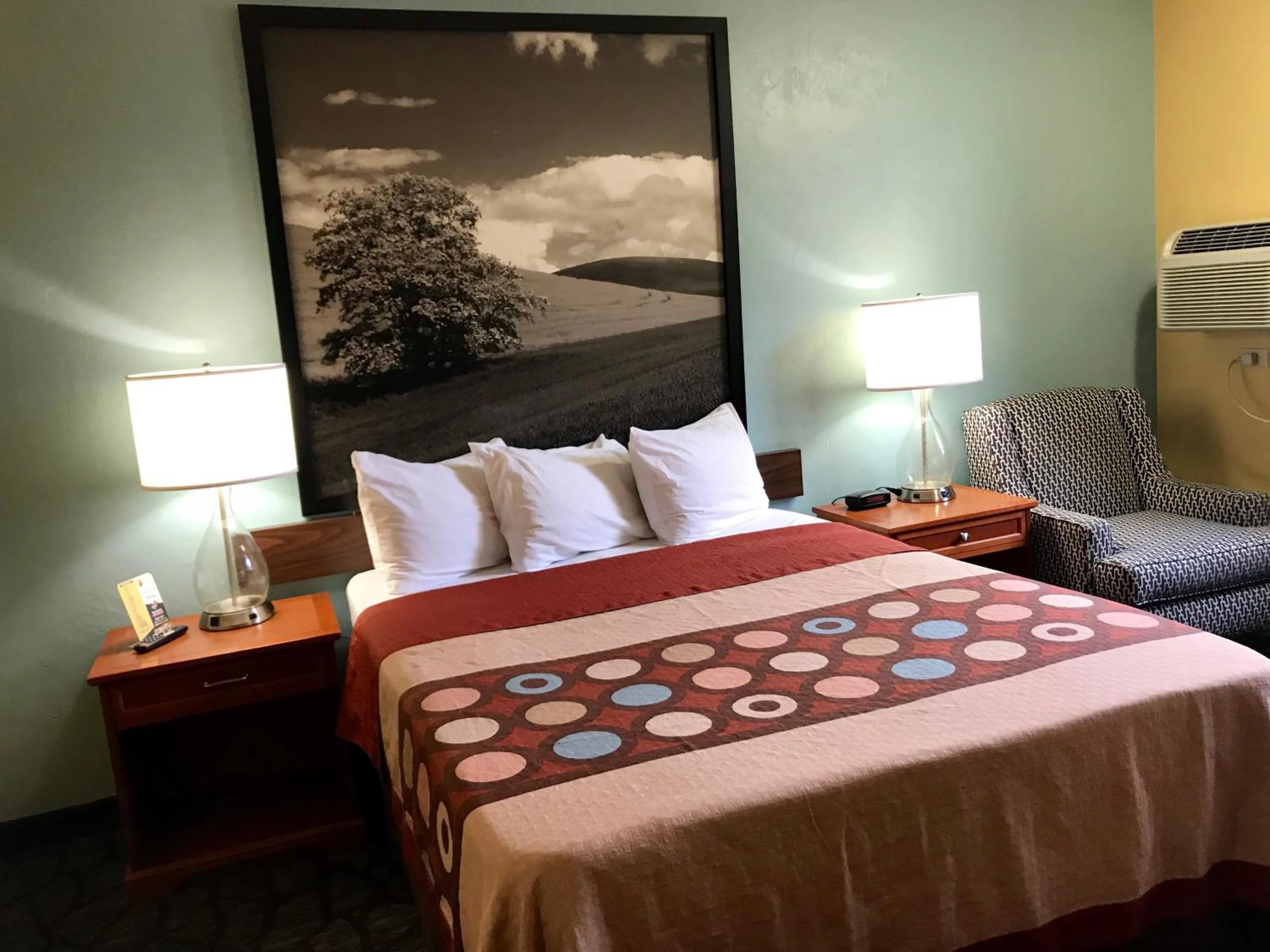 Bed in Super 8 by Wyndham Union Gap Yakima Area