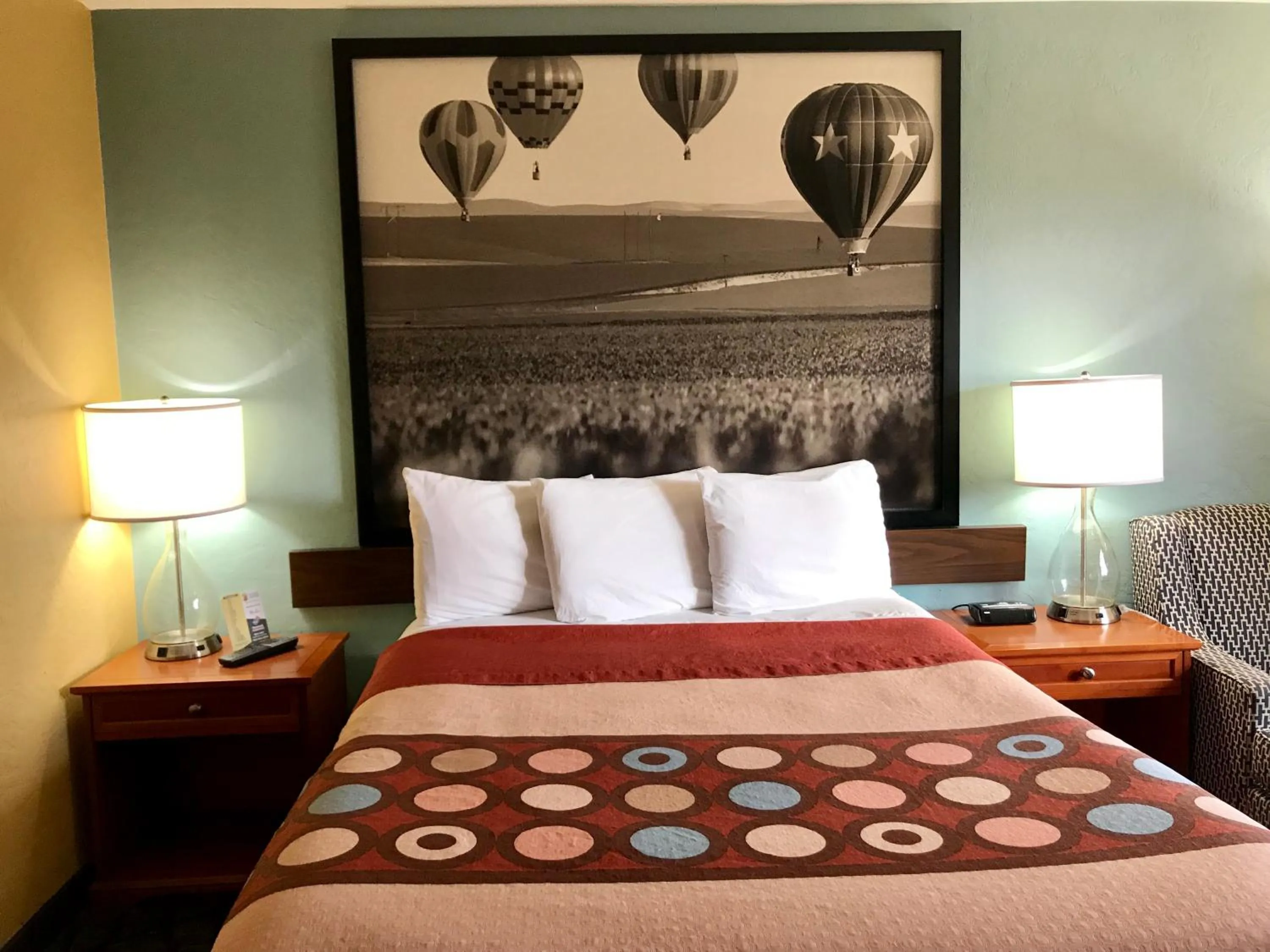 Bed in Super 8 by Wyndham Union Gap Yakima Area