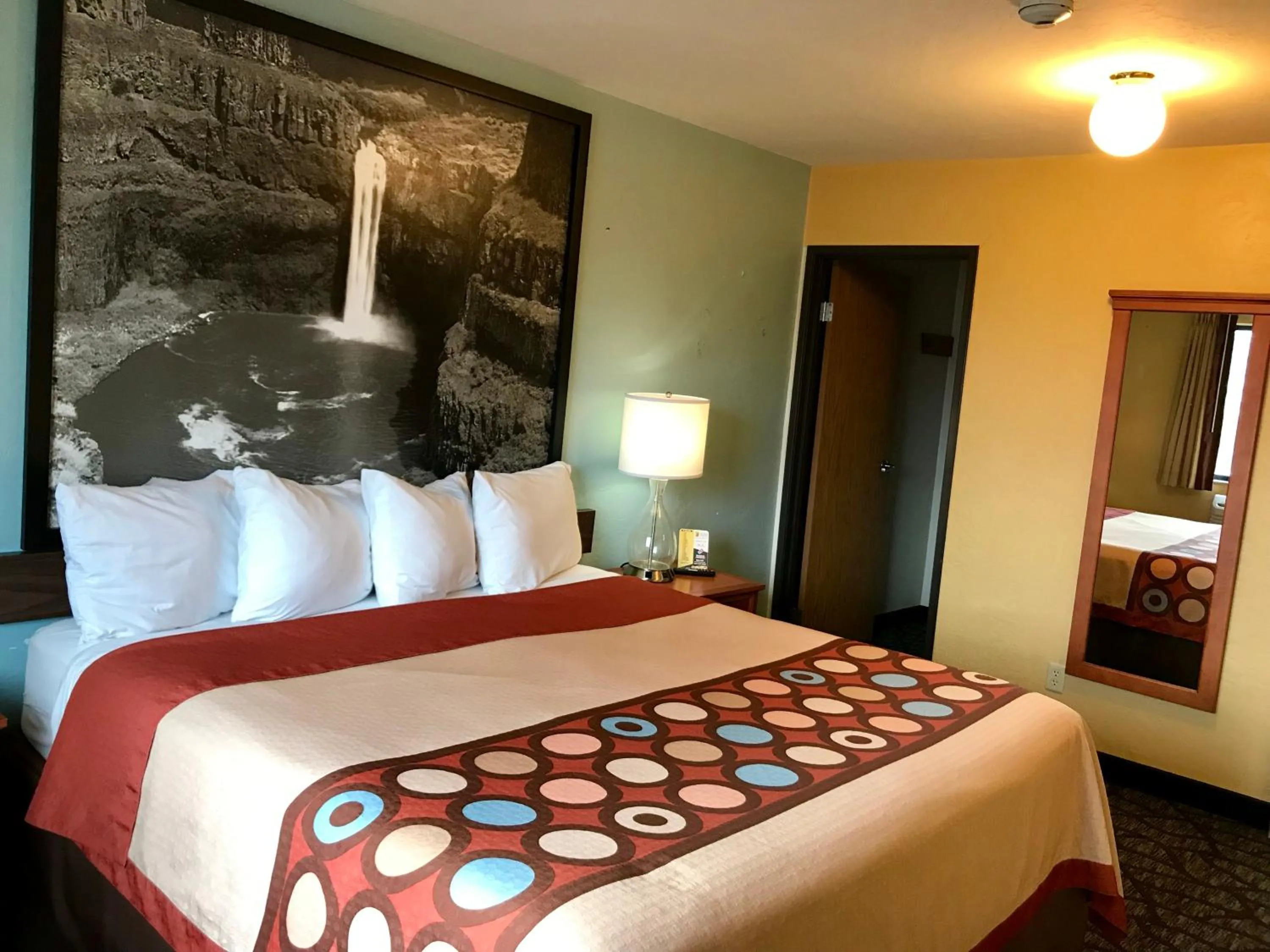 Bed in Super 8 by Wyndham Union Gap Yakima Area