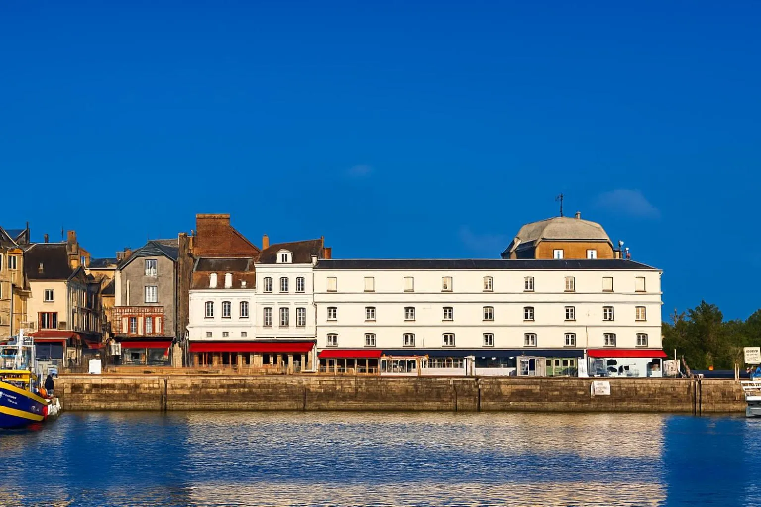 Property building in Best Western Le Cheval Blanc -Vue sur le port-plein centre ville