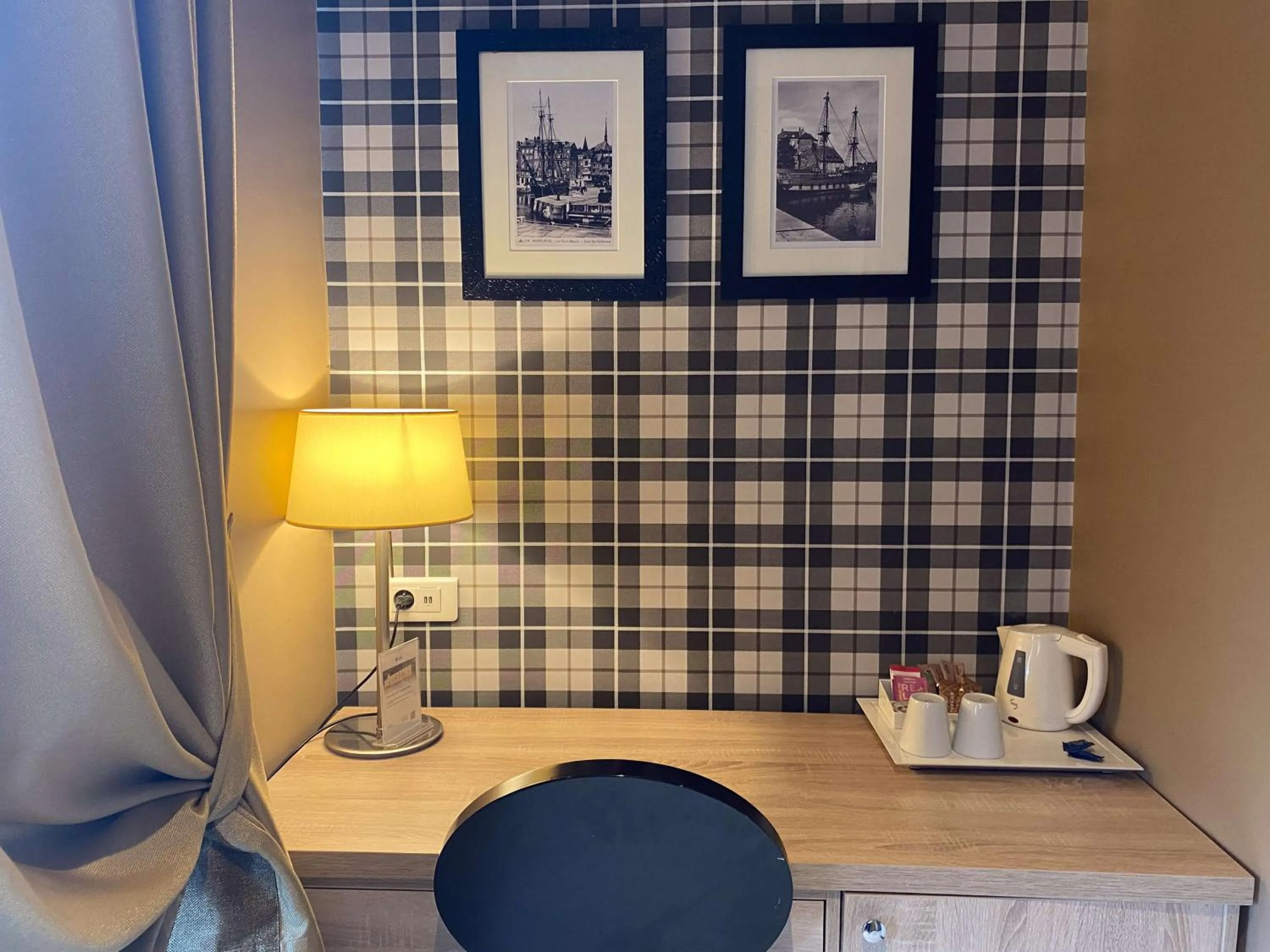 Bedroom in Best Western Le Cheval Blanc -Vue sur le port-plein centre ville