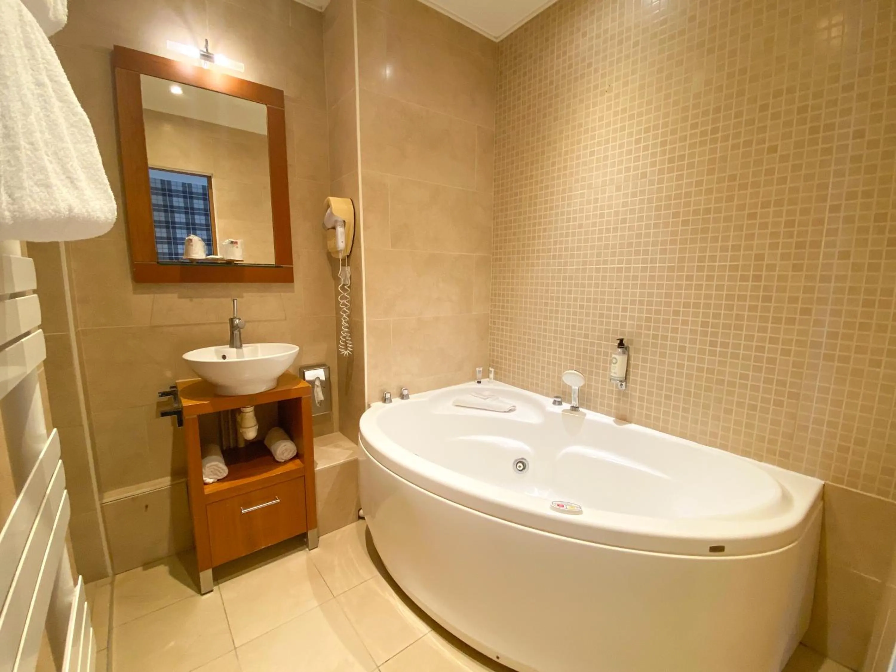 Bathroom in Best Western Le Cheval Blanc -Vue sur le port-plein centre ville