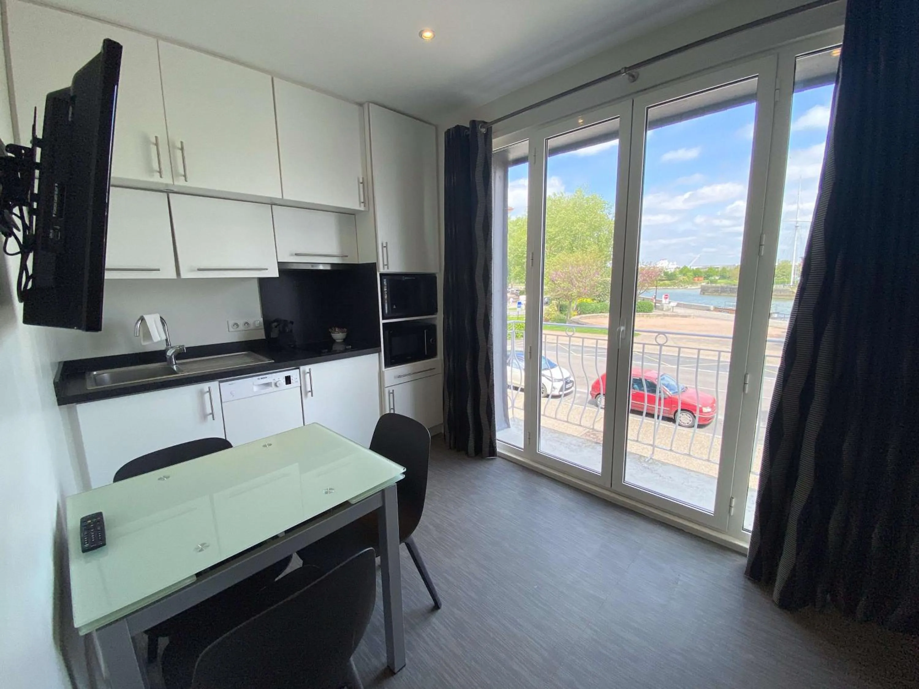 Kitchen or kitchenette in Best Western Le Cheval Blanc -Vue sur le port-plein centre ville