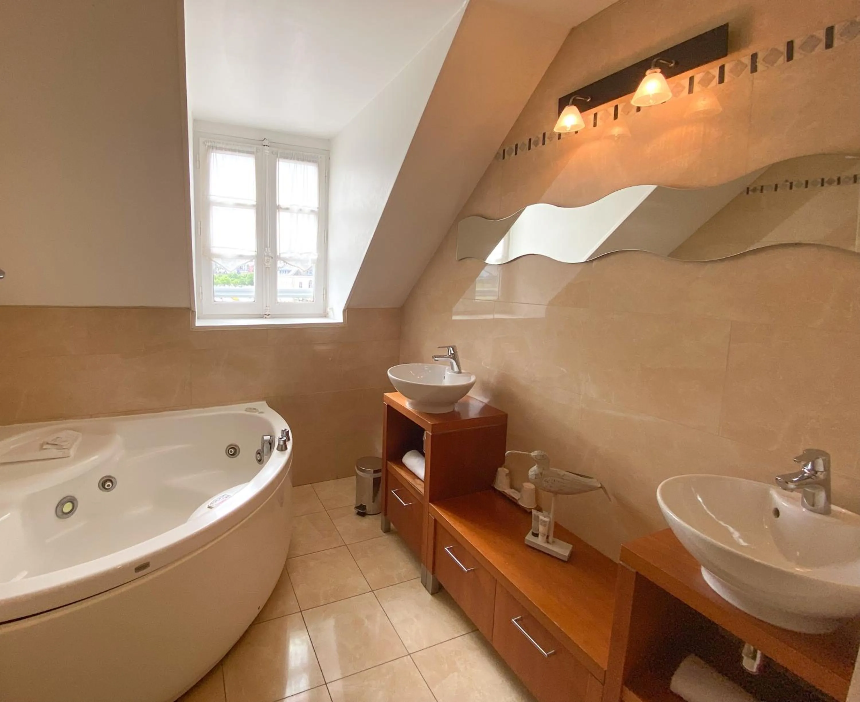 Hot Tub in Best Western Le Cheval Blanc -Vue sur le port-plein centre ville