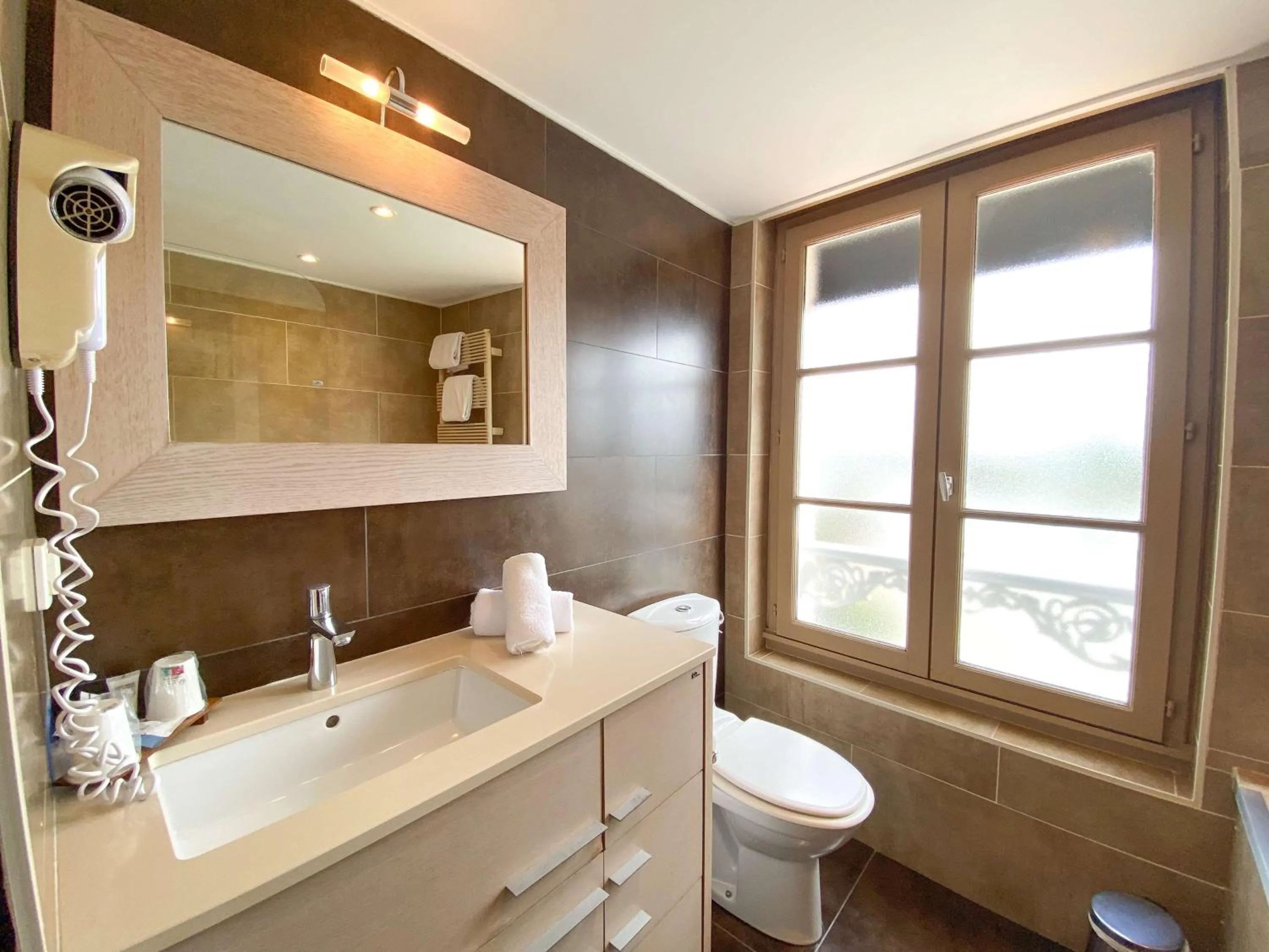 Bedroom in Best Western Le Cheval Blanc -Vue sur le port-plein centre ville