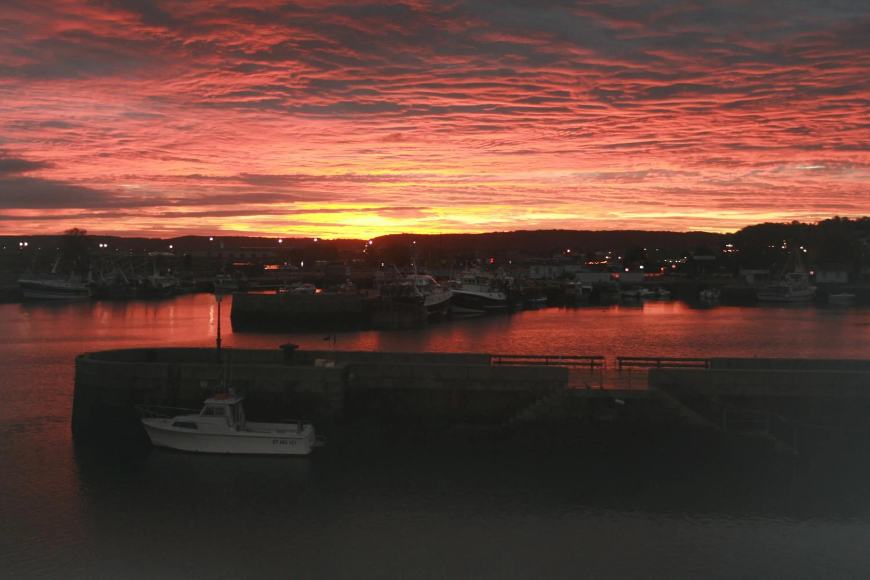 Neighbourhood in Best Western Le Cheval Blanc -Vue sur le port-plein centre ville