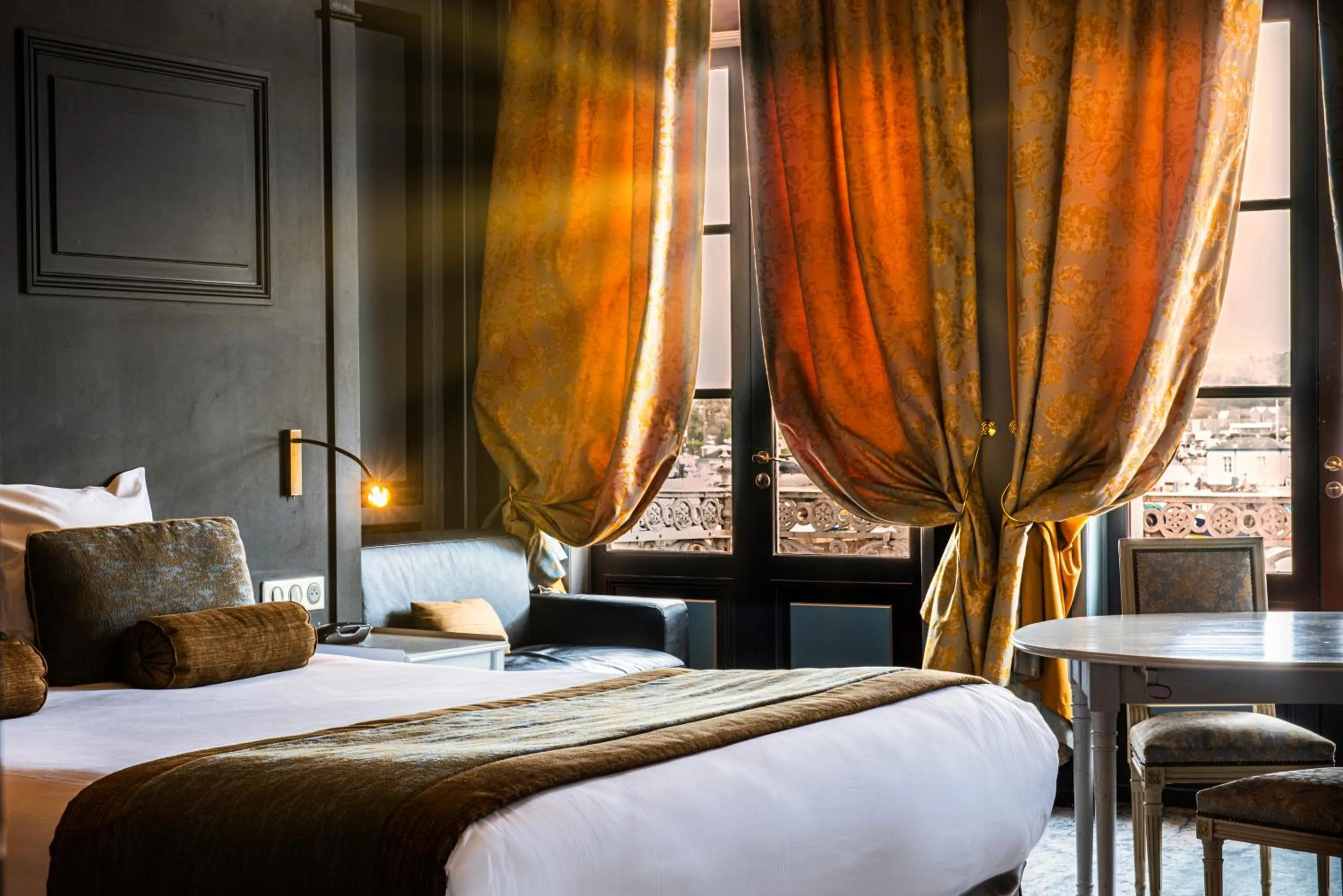 Bedroom, Bed in Best Western Le Cheval Blanc -Vue sur le port-plein centre ville