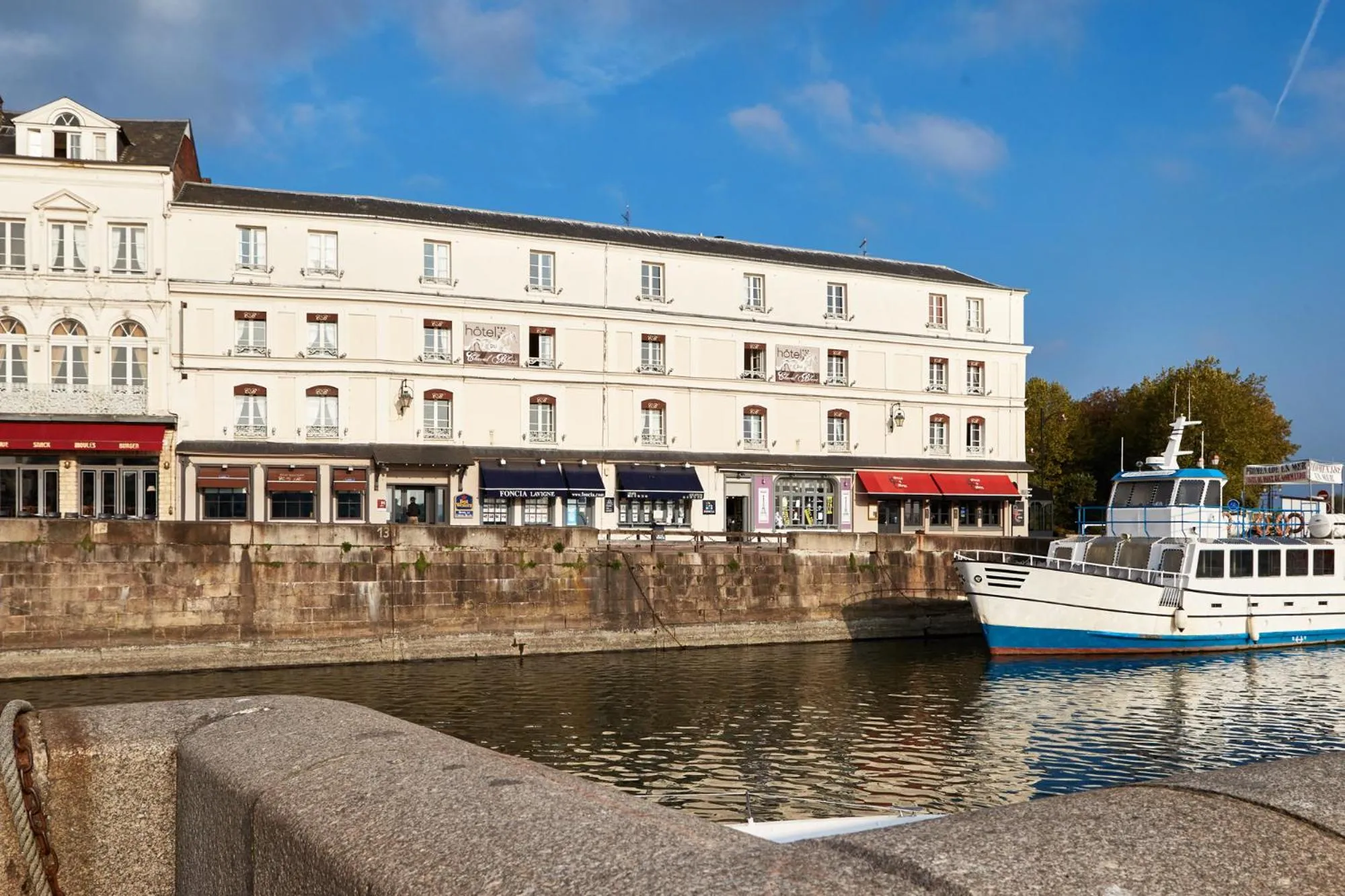 Property building in Best Western Le Cheval Blanc -Vue sur le port-plein centre ville