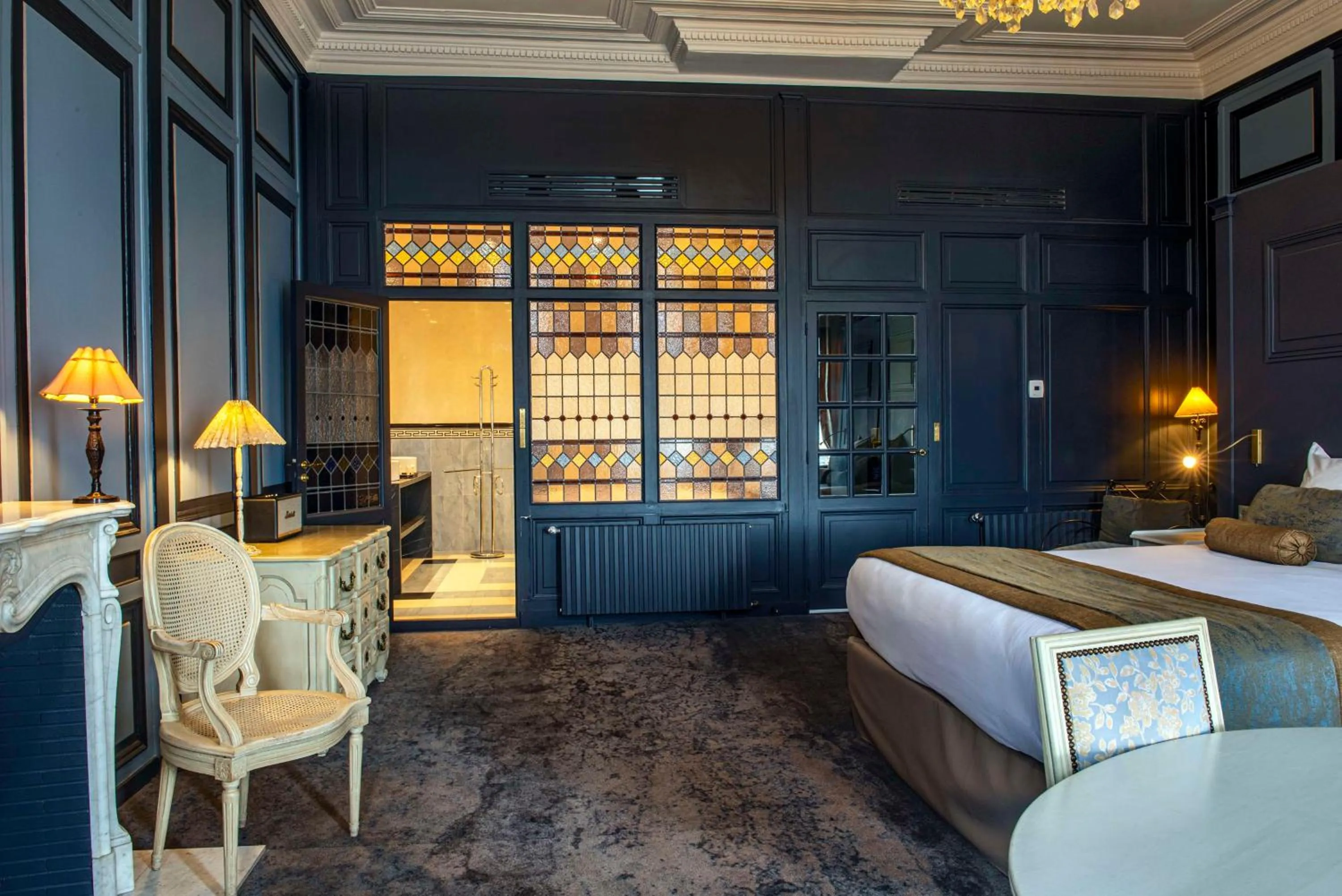 Bedroom, Bed in Best Western Le Cheval Blanc -Vue sur le port-plein centre ville