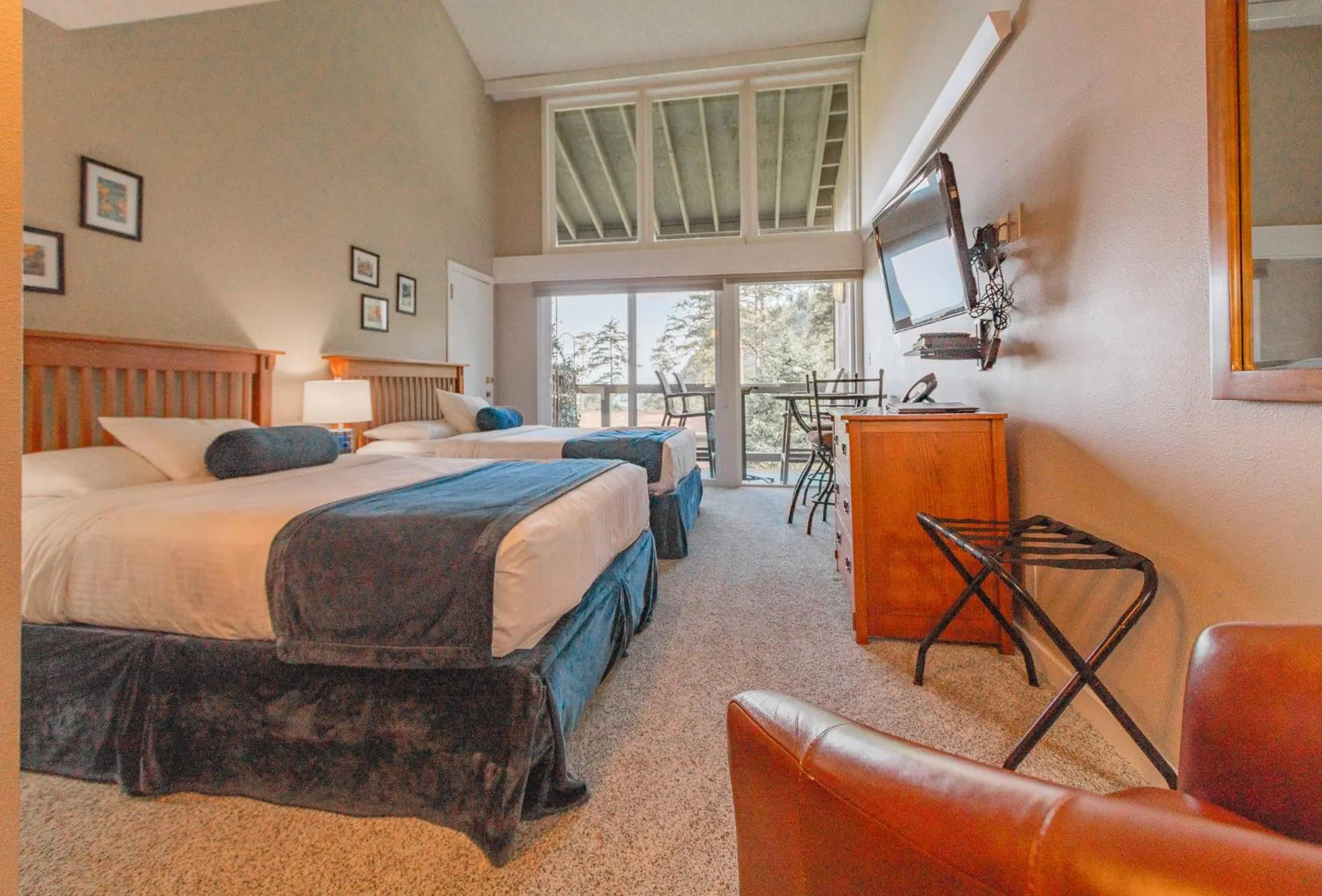 Photo of the whole room, Bed in Inn at Otter Crest