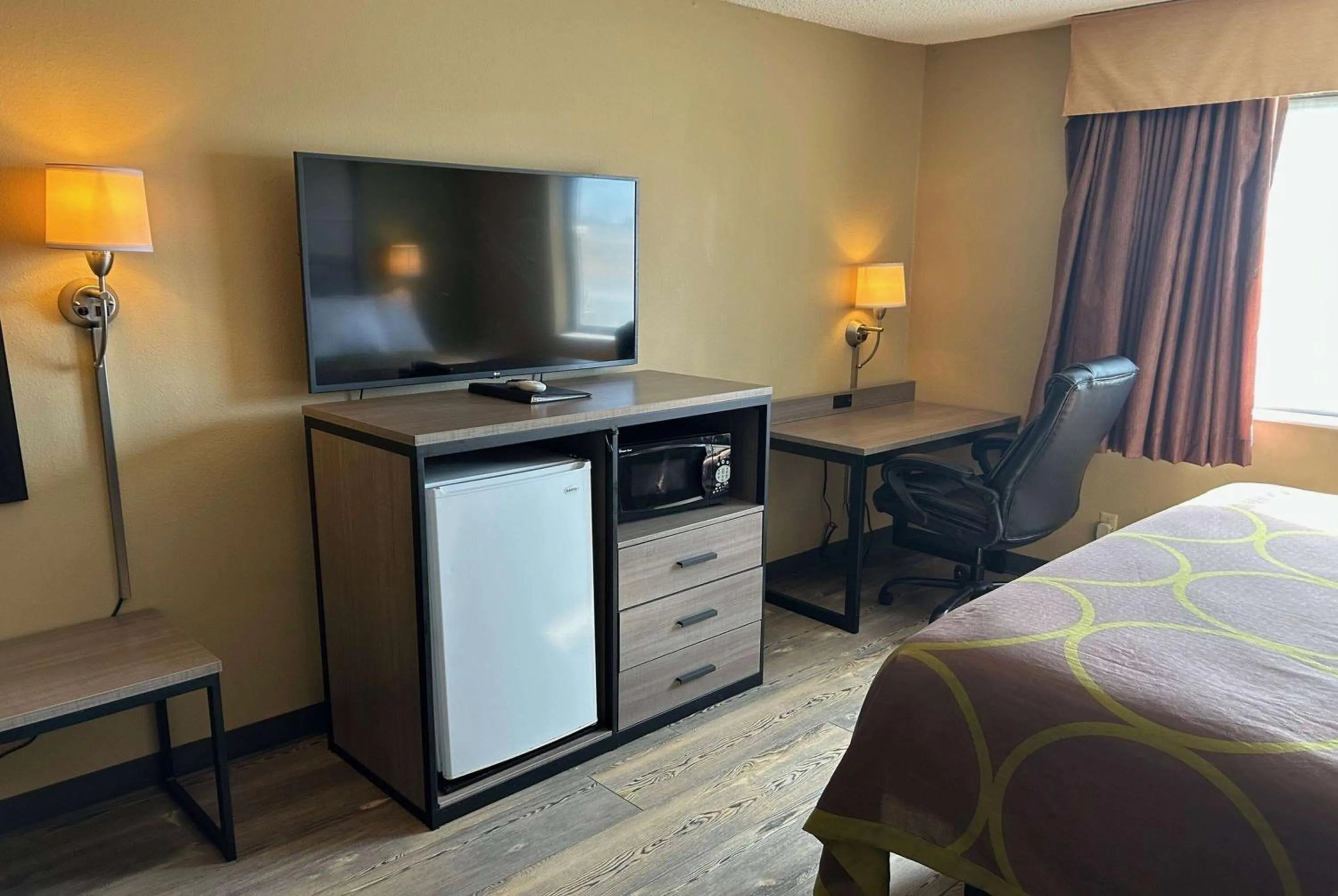 Photo of the whole room, Bed in Super 8 by Wyndham Perry IA