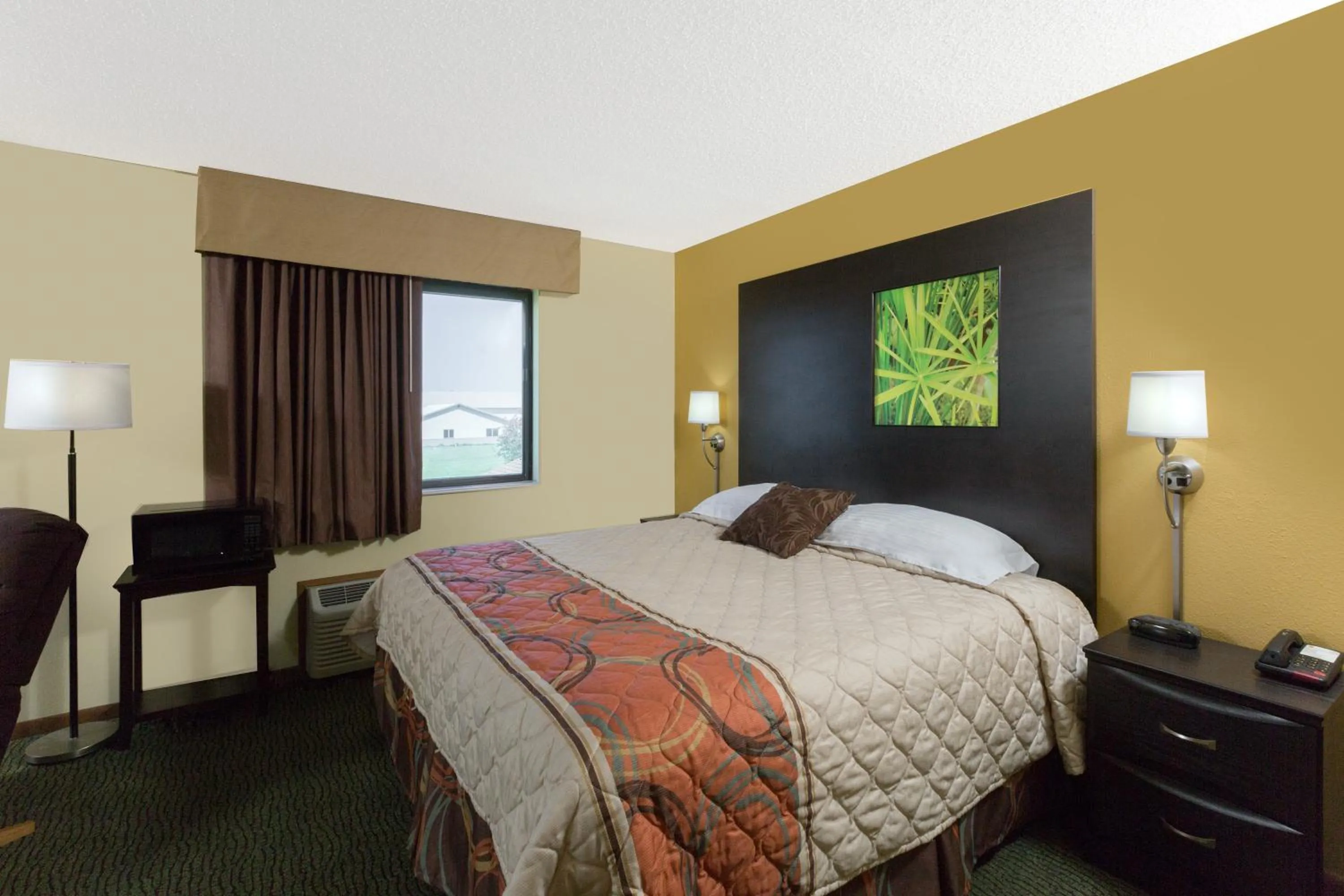 Photo of the whole room, Bed in Super 8 by Wyndham Perry IA