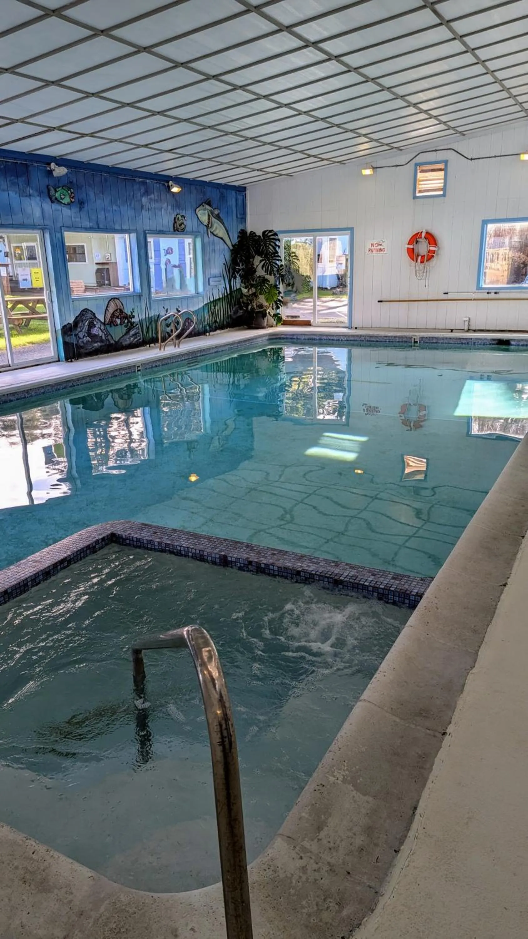 Hot Tub in Silver Surf Motel