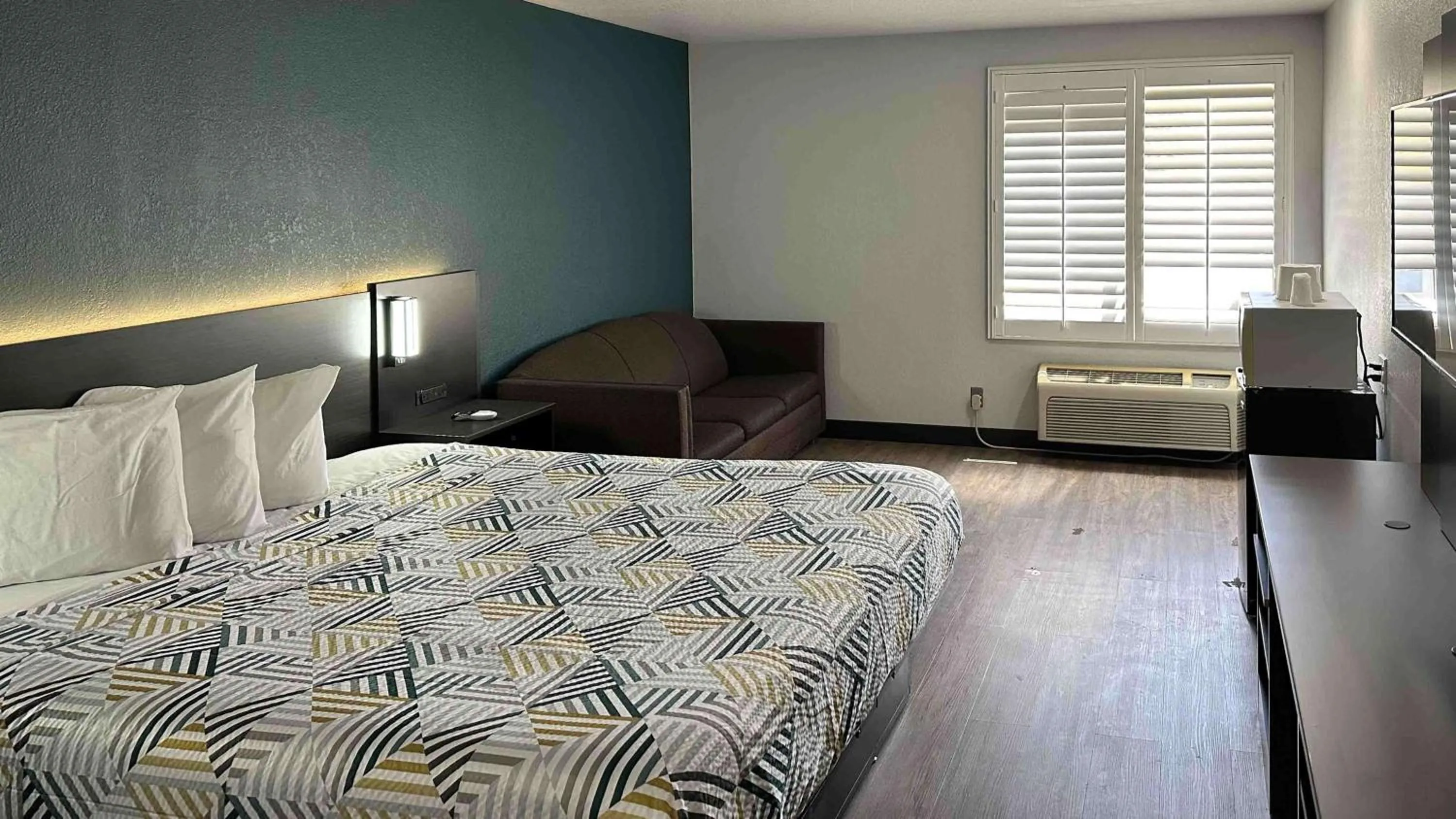 Bedroom, Bed in Motel 6-Lebec, CA