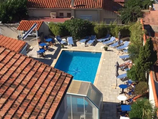 Swimming pool in Le Galion Hotel et Restaurant Canet Plage - Logis
