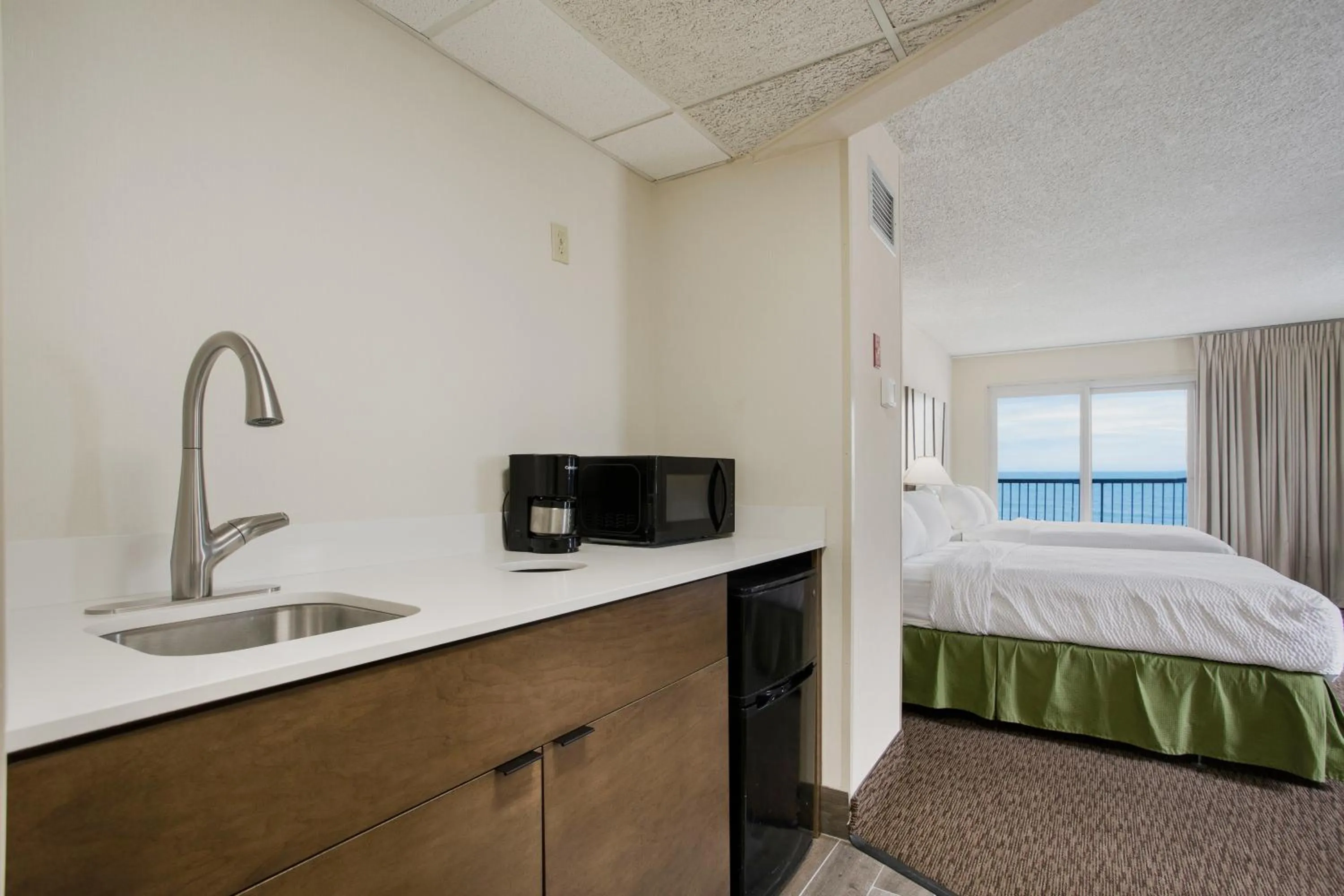 Kitchen or kitchenette, Bed in Americana Hotel Boardwalk