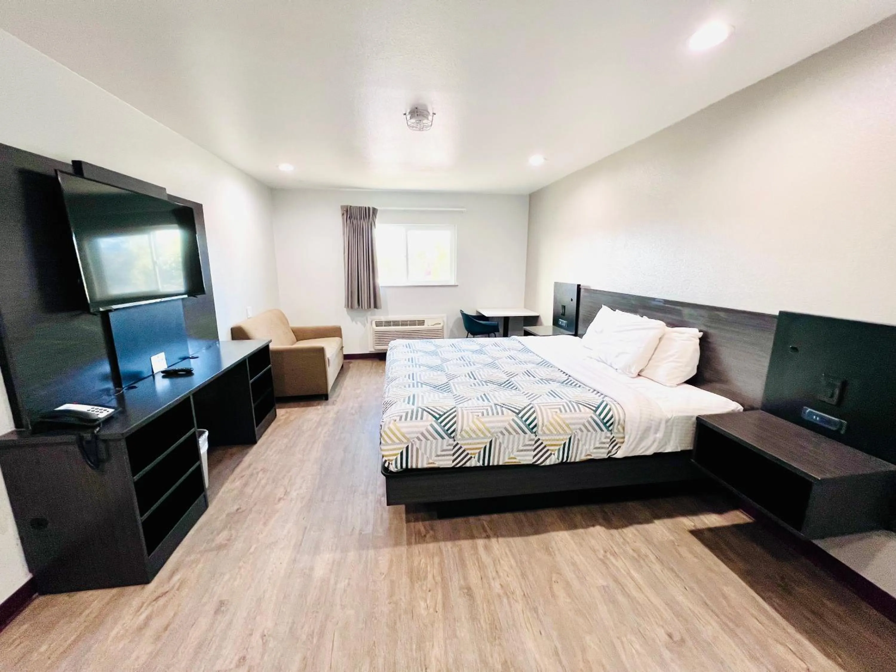 Living room, Bed in Motel 6 Bullhead City, Az - Laughlin