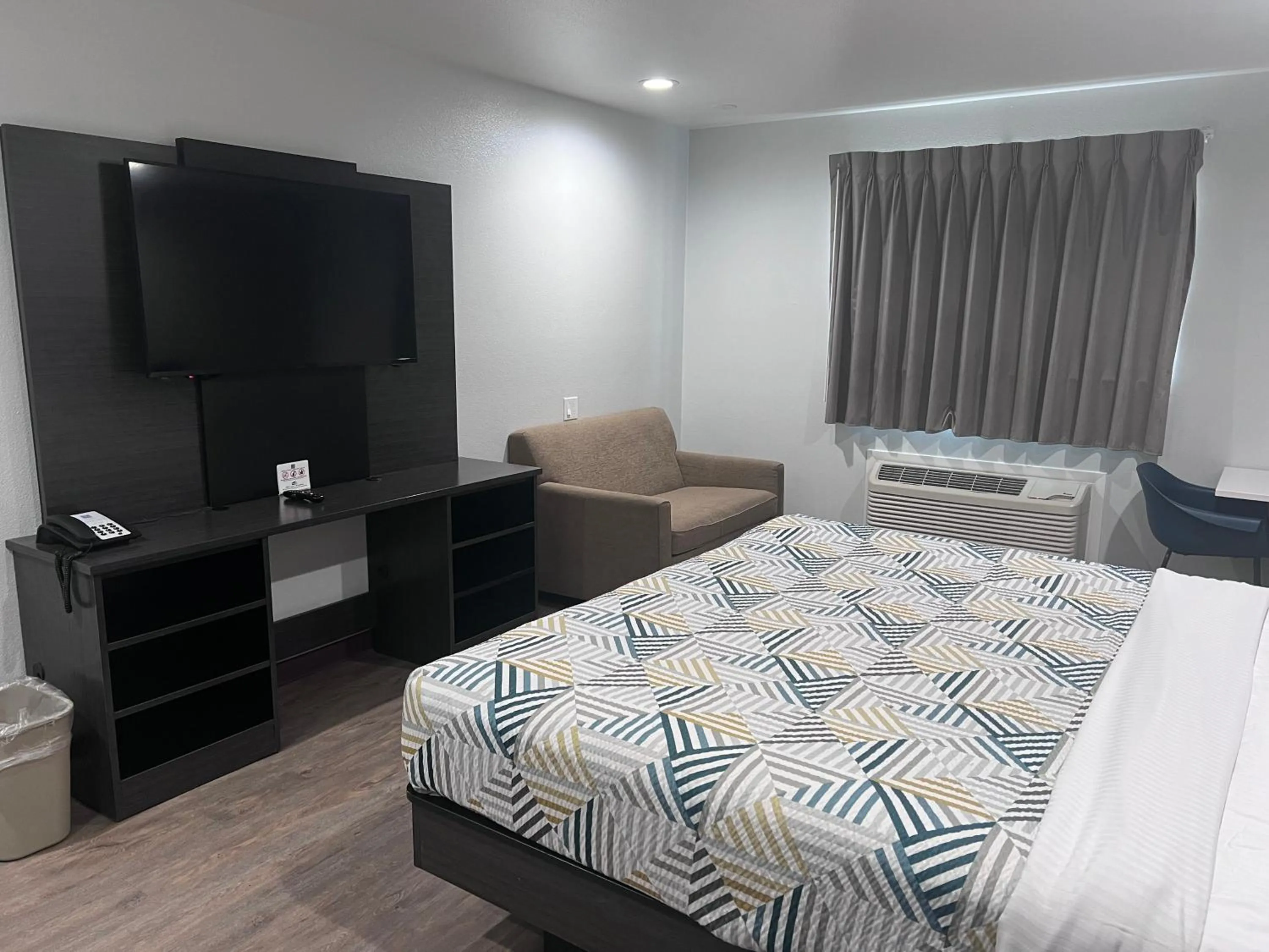 TV and multimedia, Bed in Motel 6 Bullhead City, Az - Laughlin