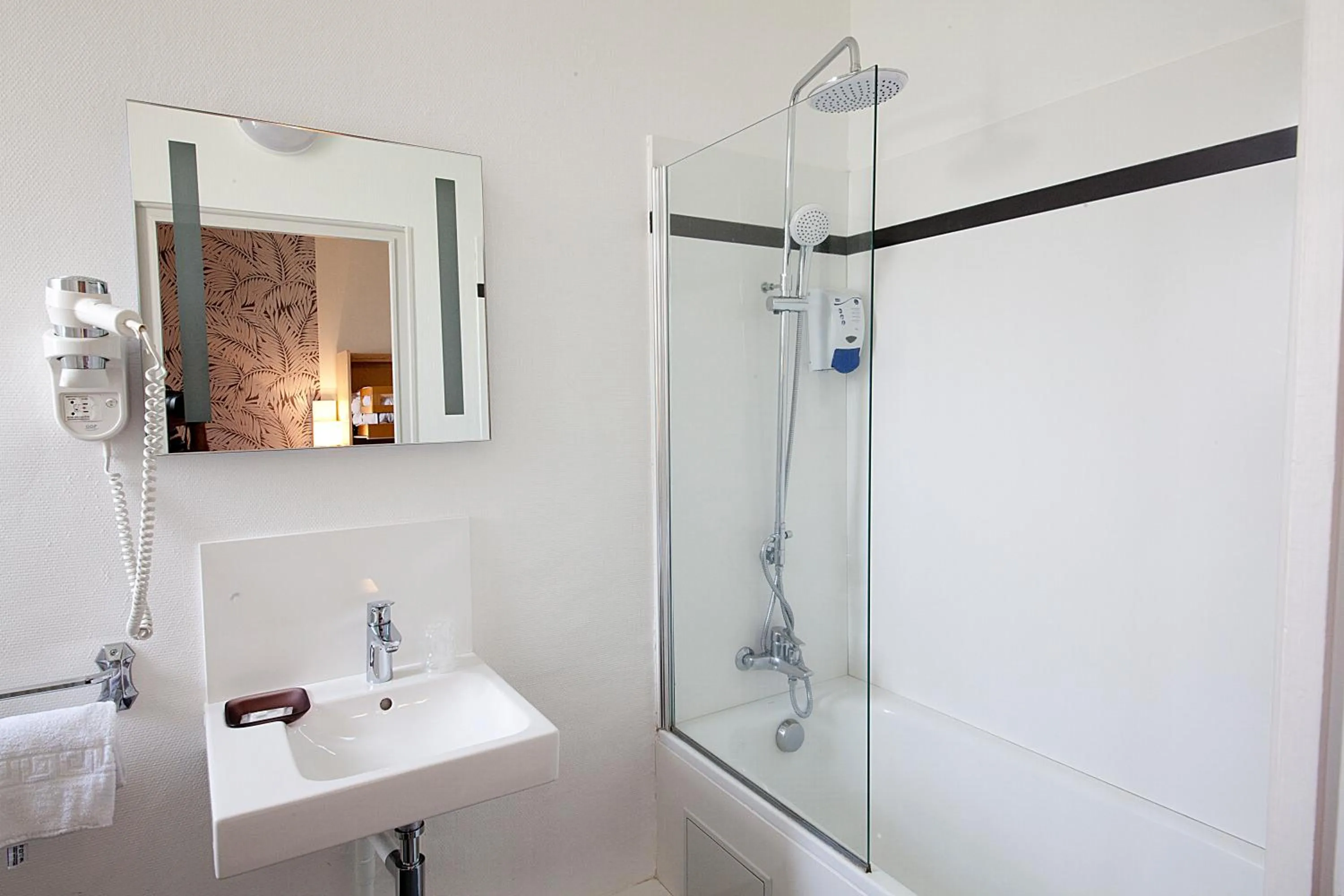 Bathroom in Hôtel Albert Elisabeth Gare SNCF