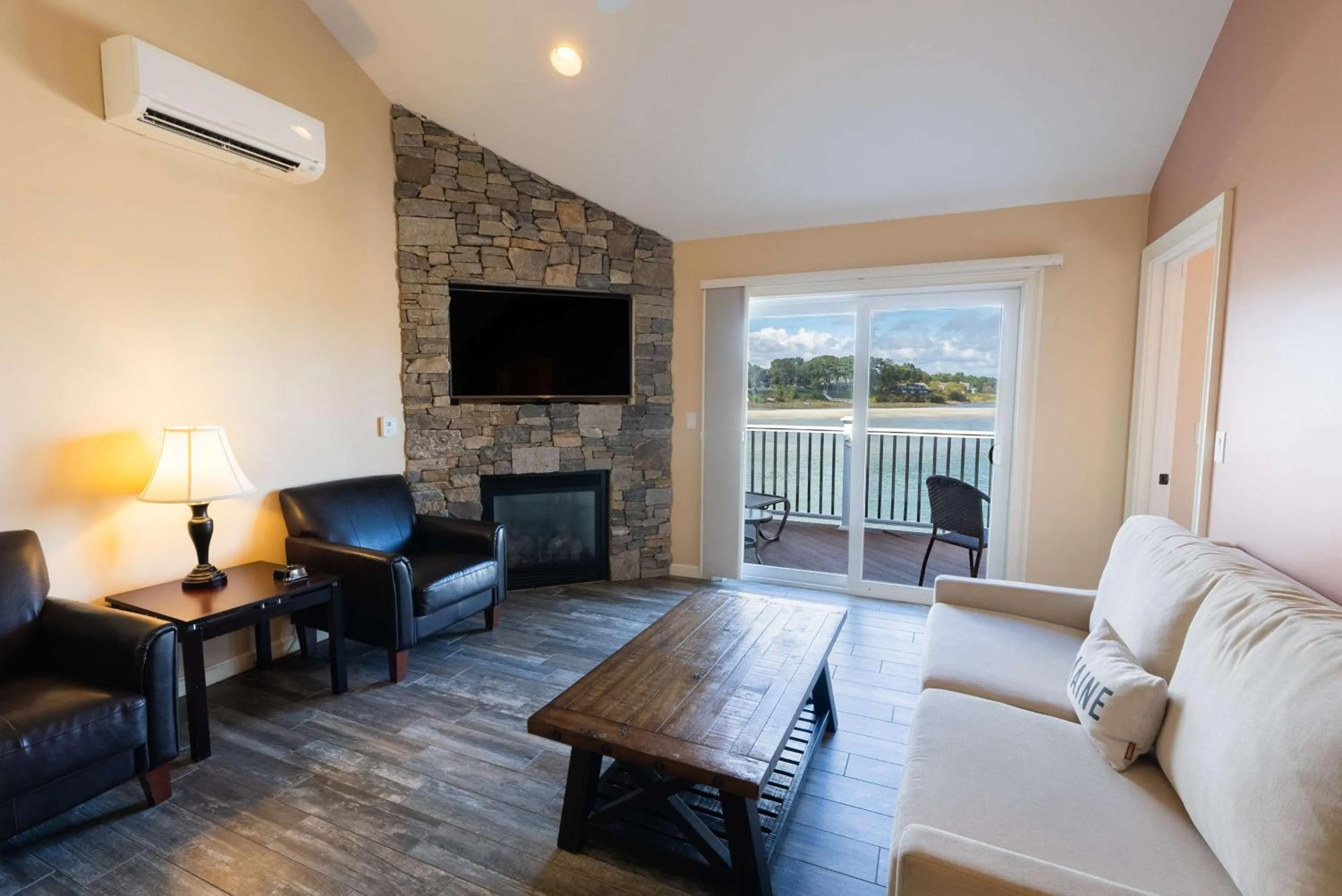 Photo of the whole room in Norseman Resort on the Beach