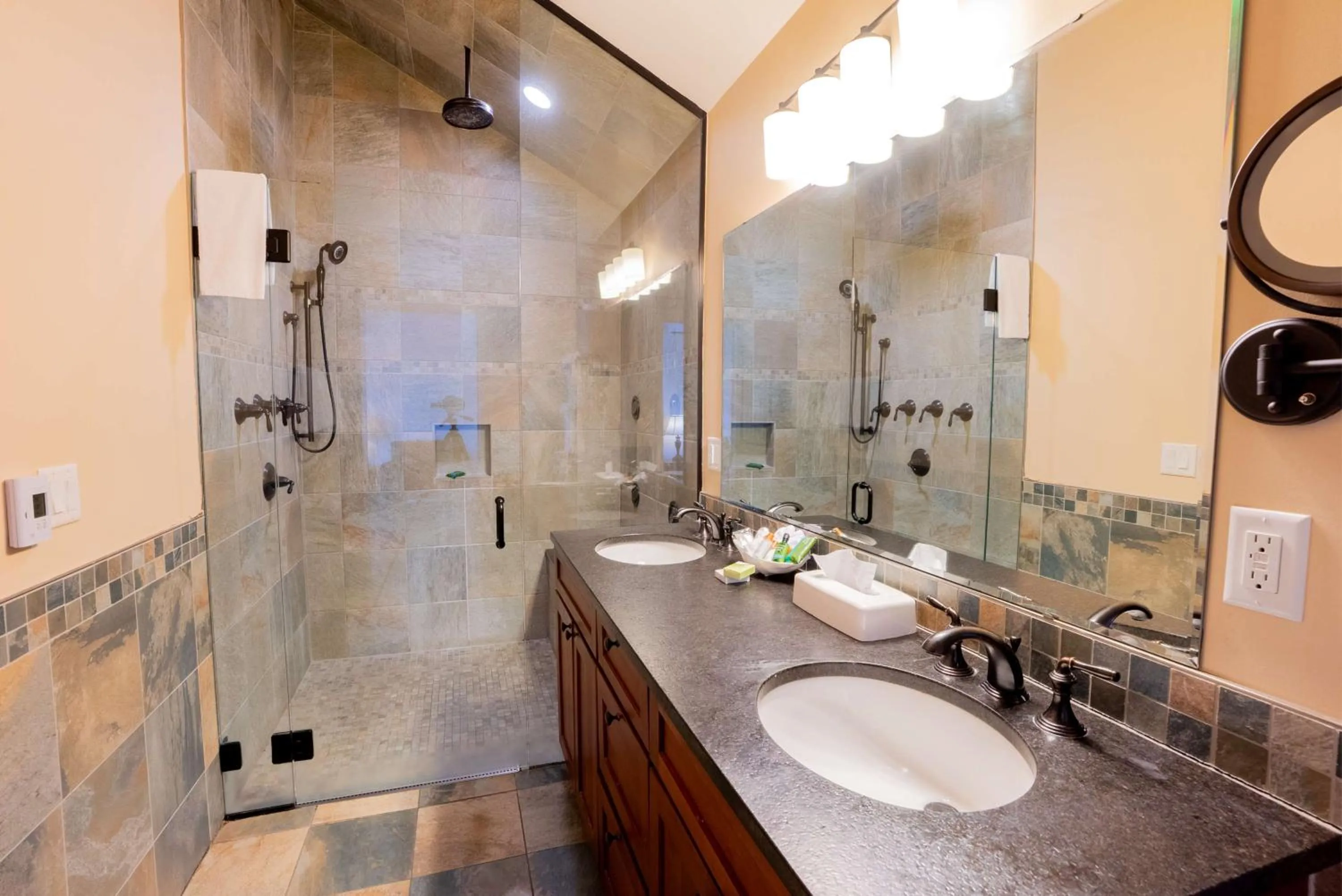 Bathroom in Norseman Resort on the Beach