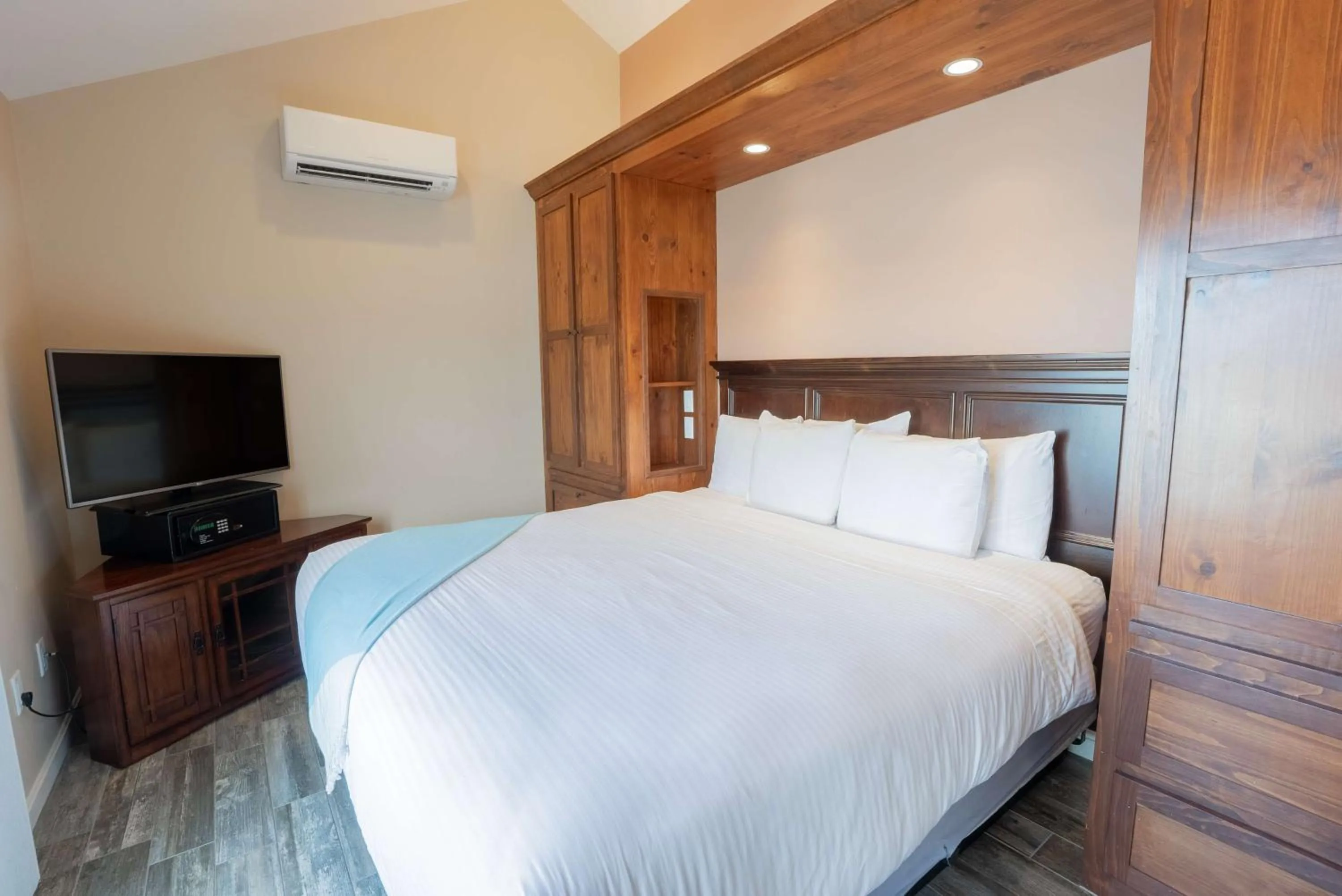 Bedroom, Bed in Norseman Resort on the Beach