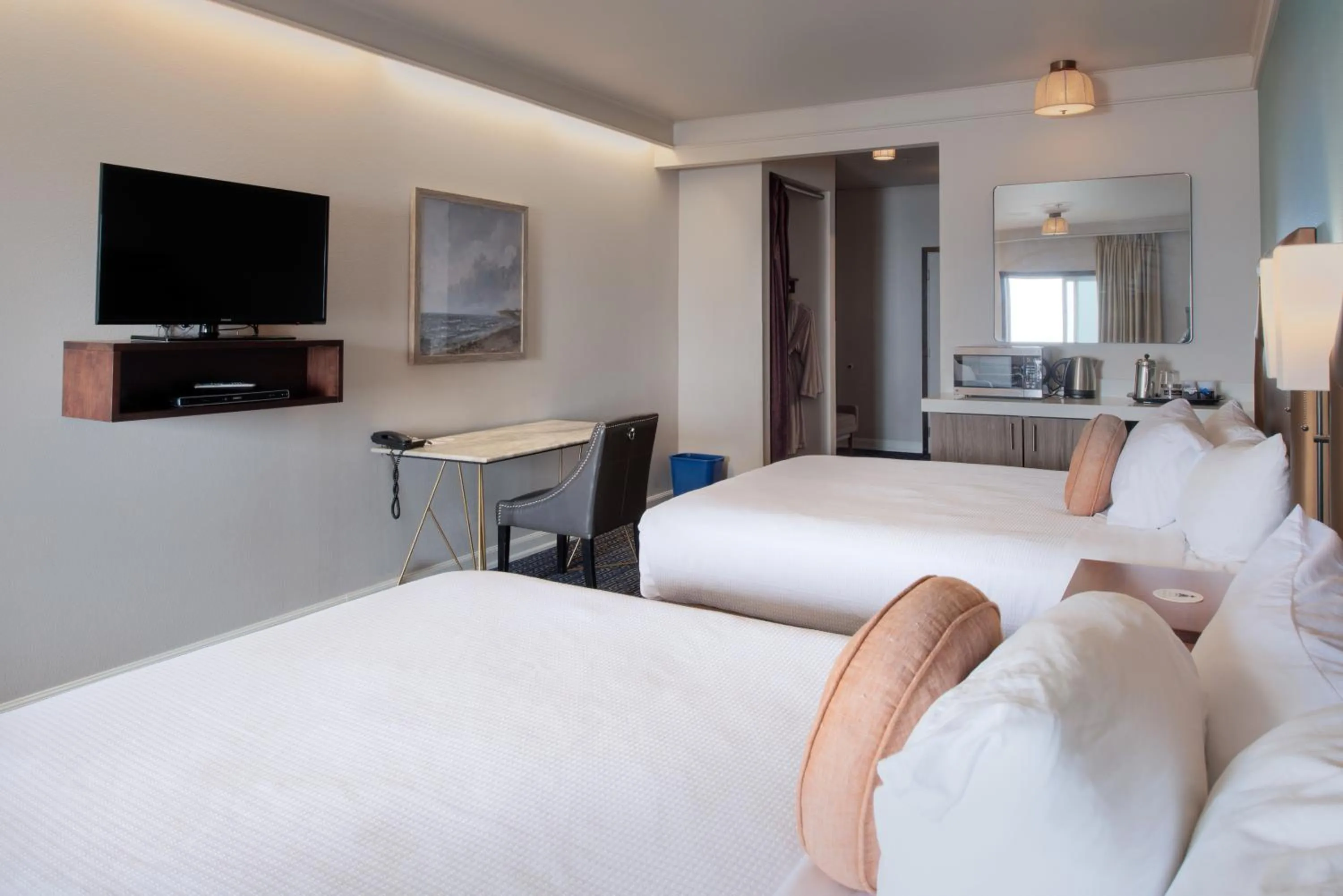 Bed in Inn at Nye Beach