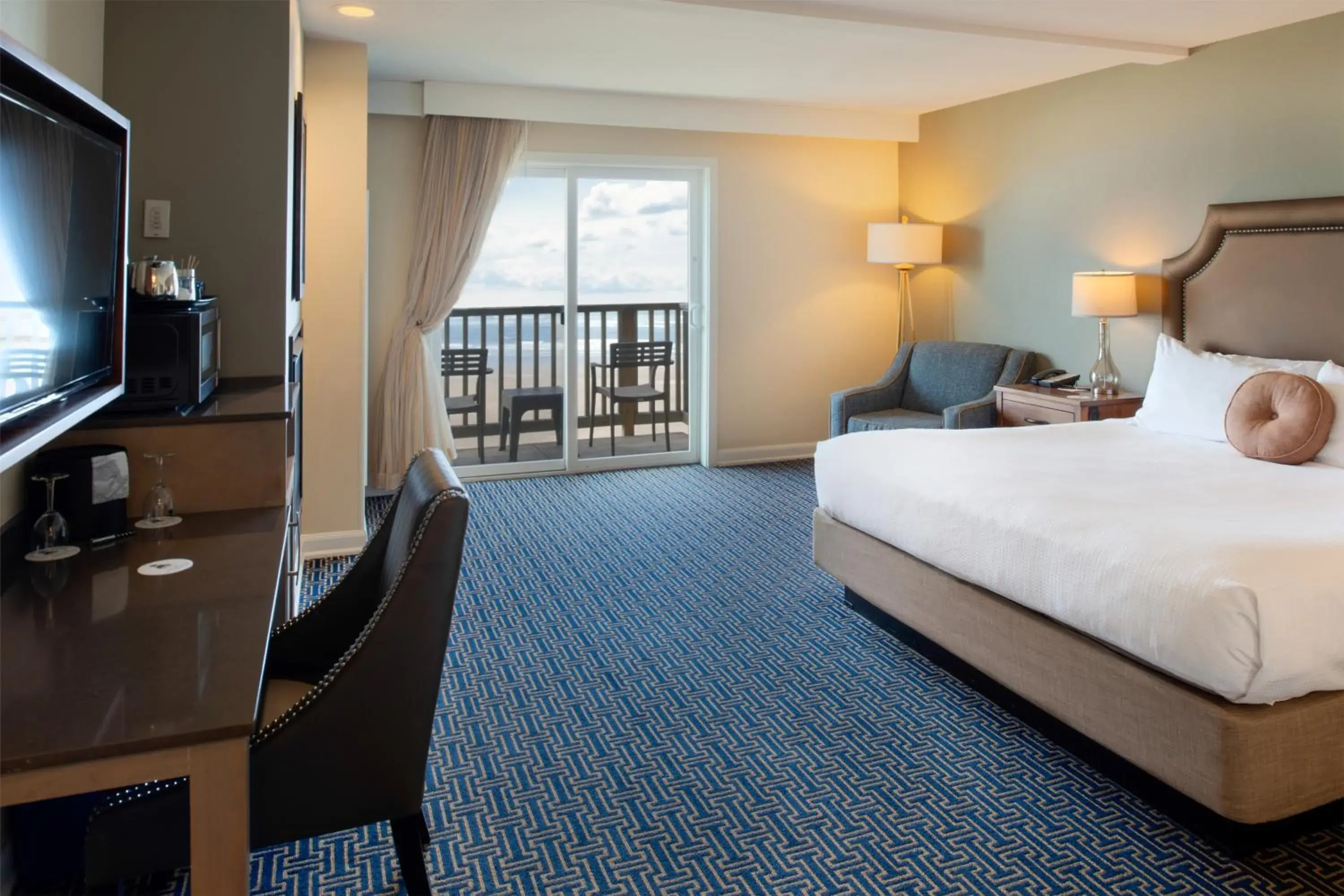 Deluxe King Studio: Ocean View in Inn at Nye Beach Deluxe King Studio: Ocean View in Inn at Nye Beach