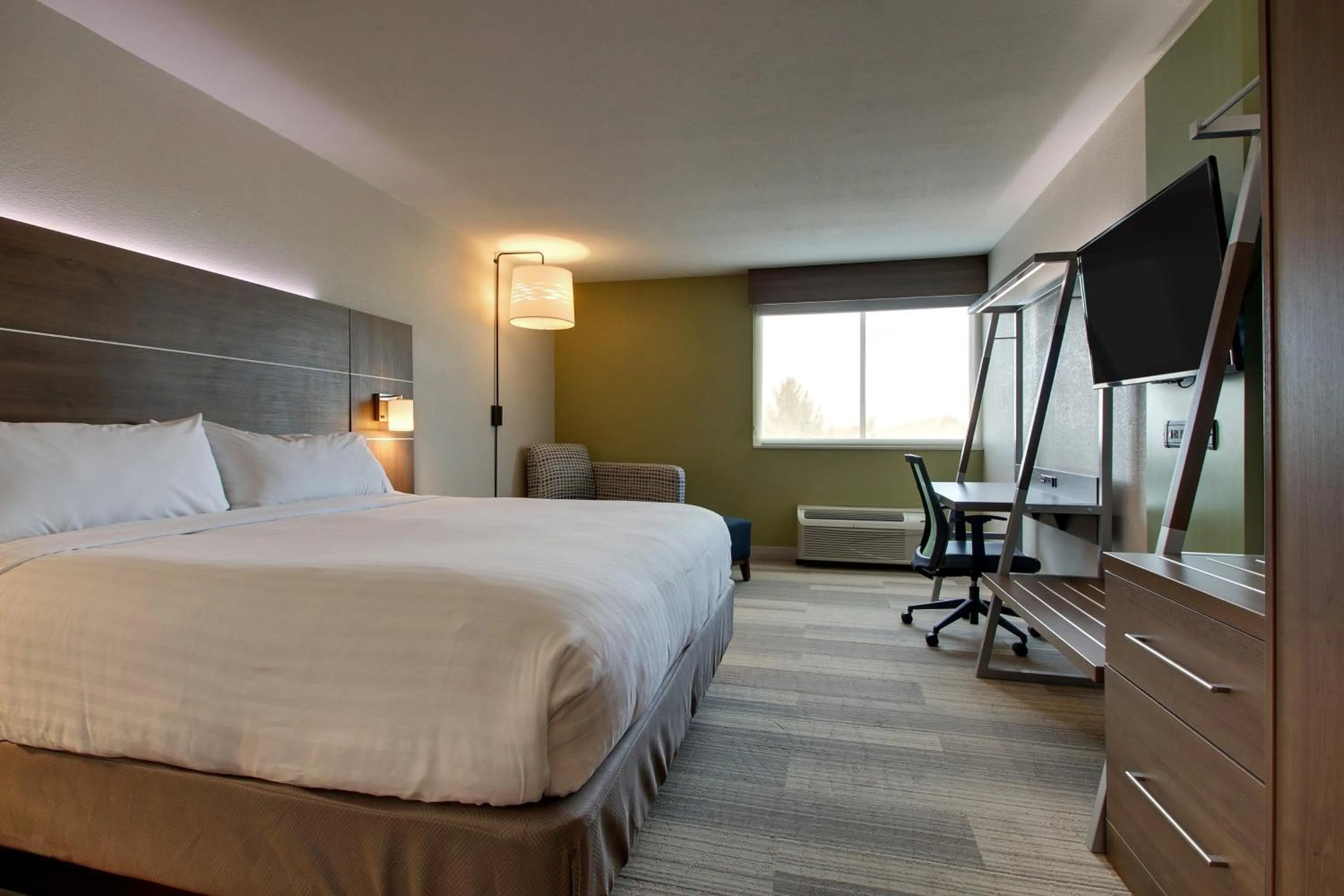 Photo of the whole room, Bed in Holiday Inn Express & Suites Wapakoneta by IHG
