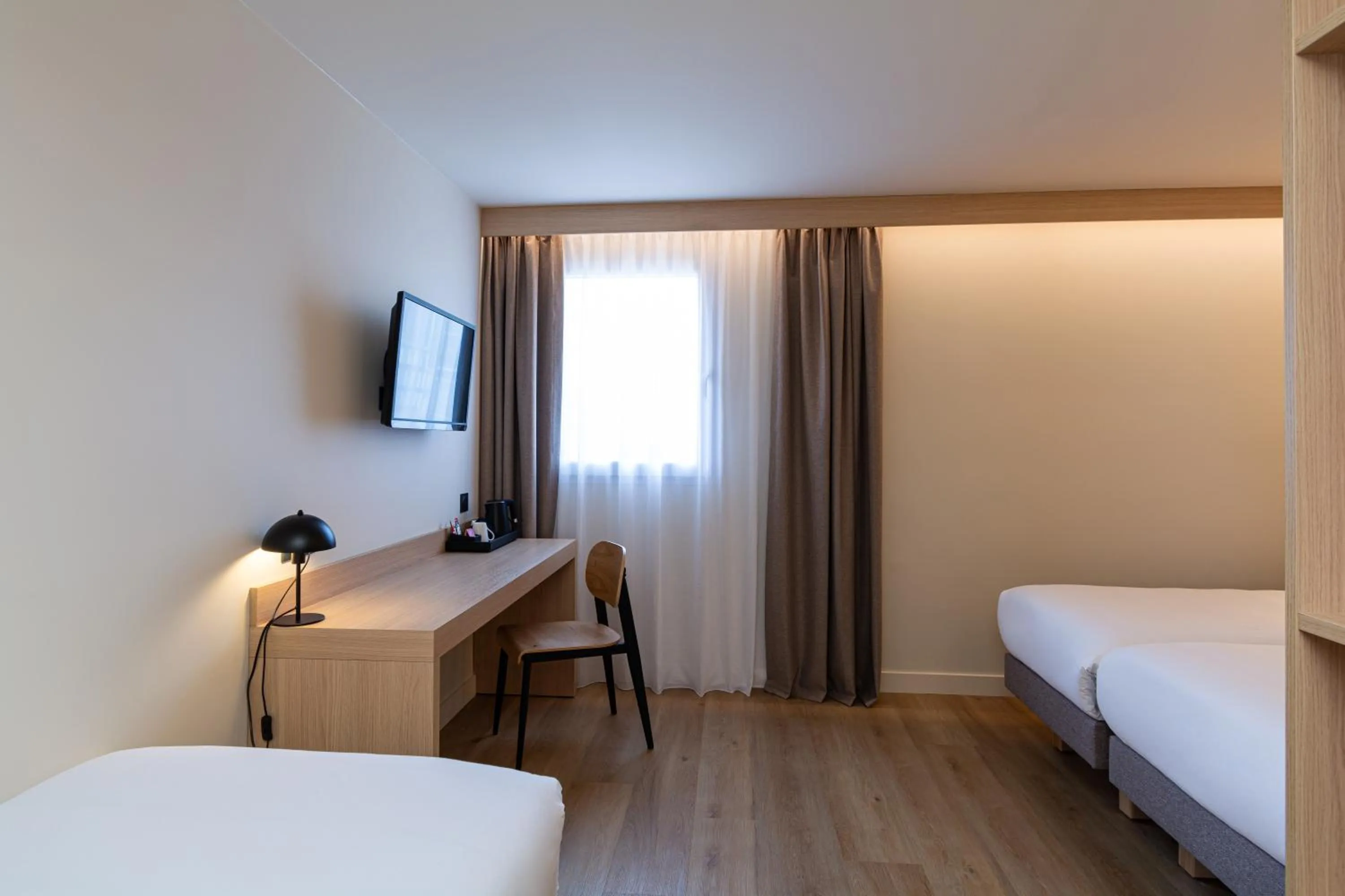 Coffee/tea facilities, Bed in Grand Hôtel De La Seine