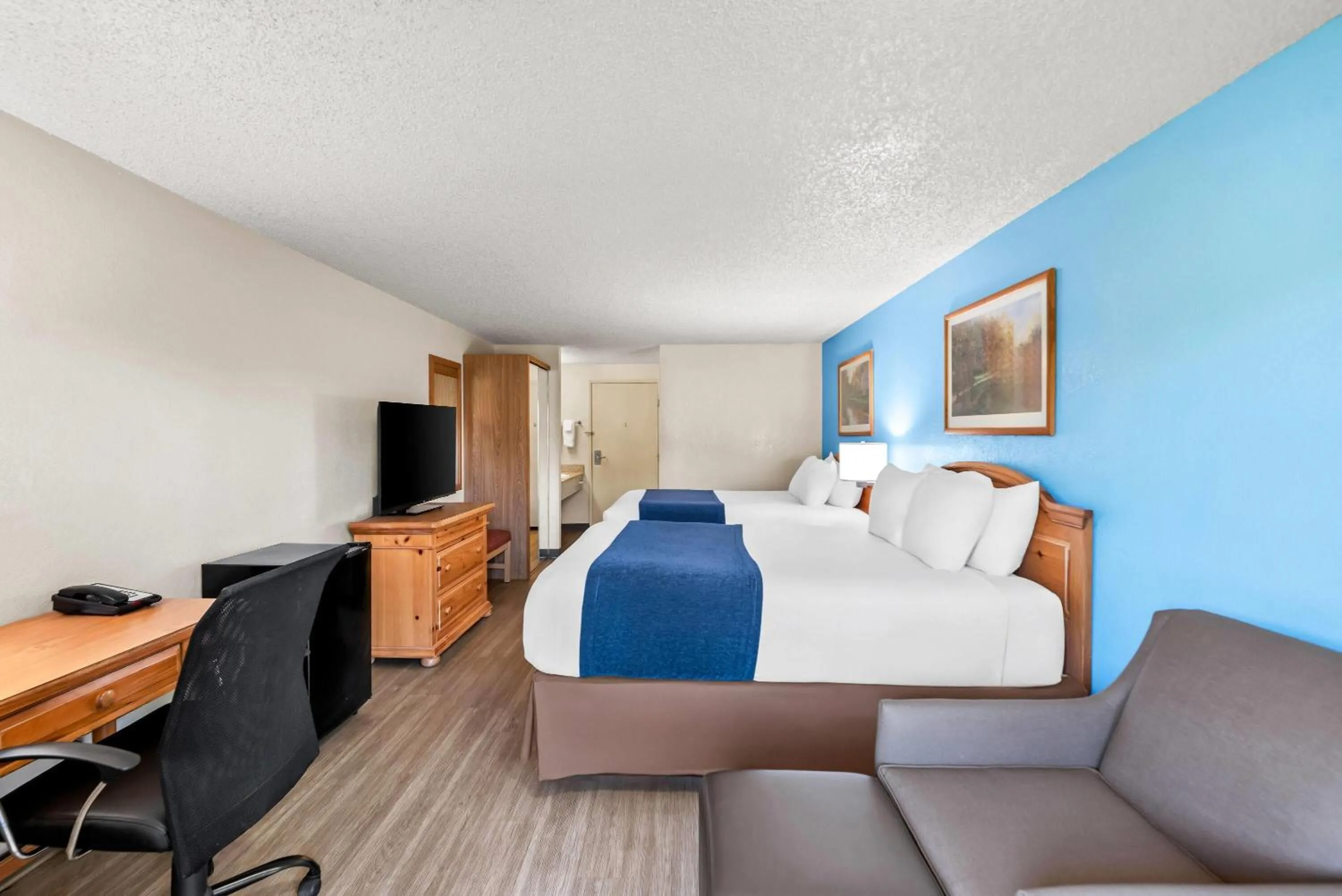 Photo of the whole room, Bed in Baymont by Wyndham Yakima Riverfront