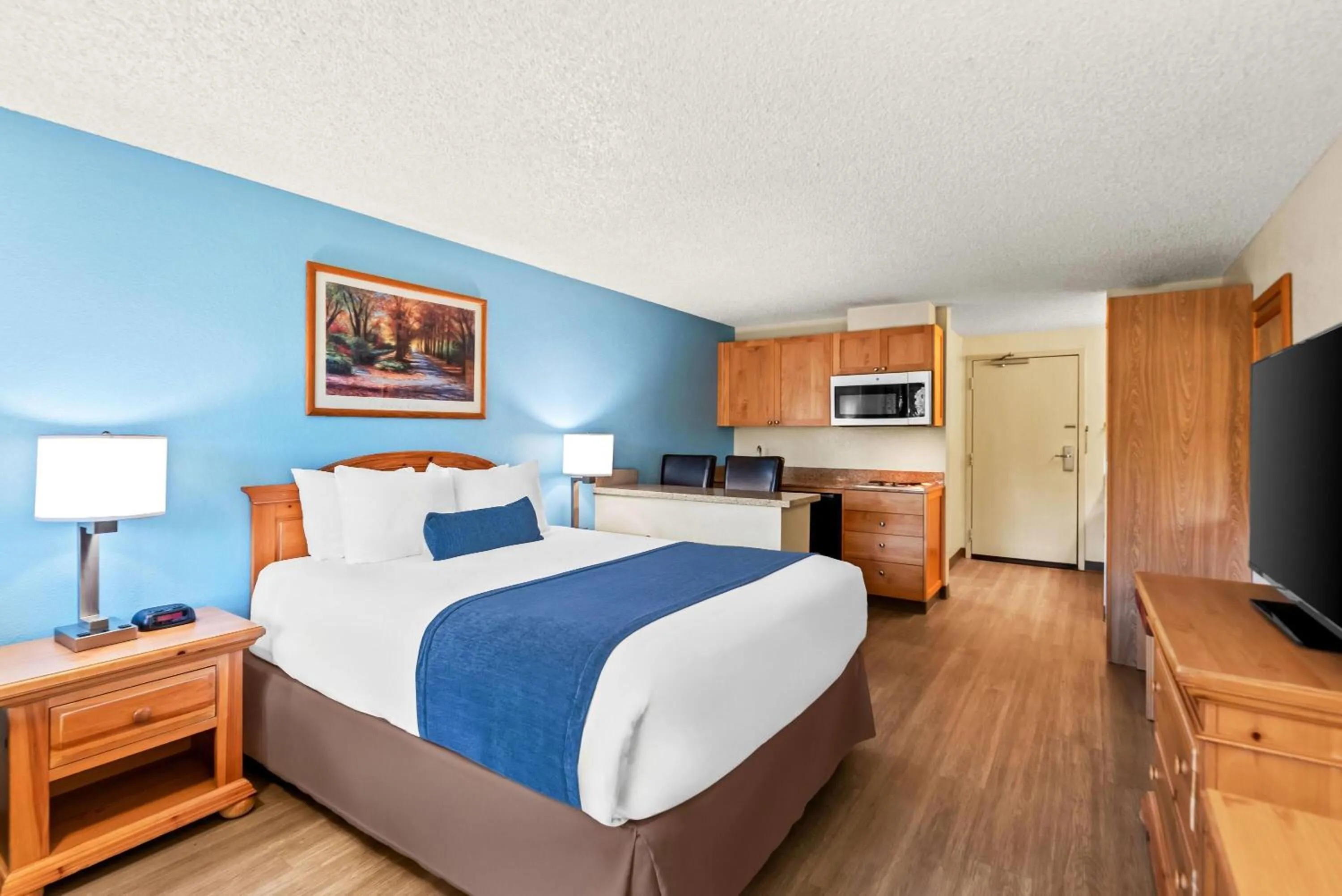 Photo of the whole room, Bed in Baymont by Wyndham Yakima Riverfront