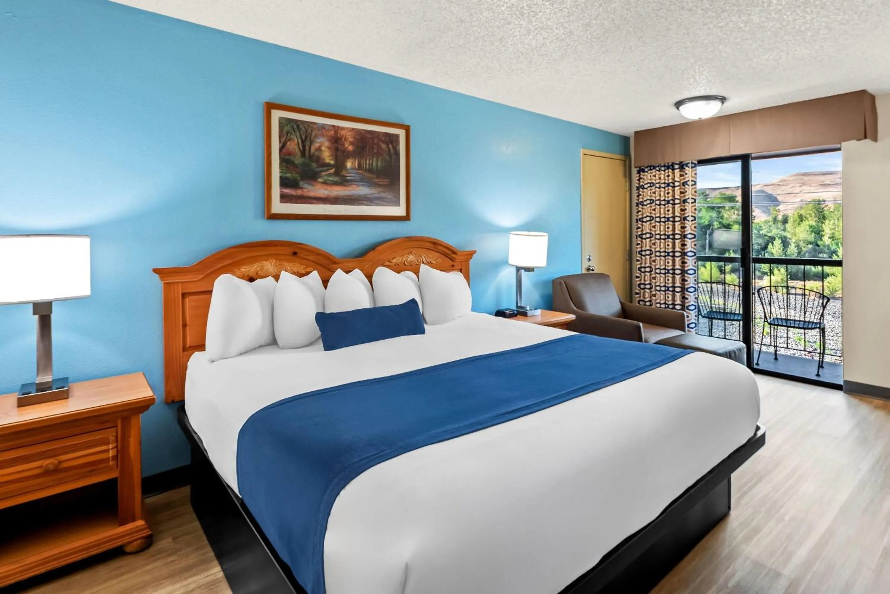 Photo of the whole room, Bed in Baymont by Wyndham Yakima Riverfront