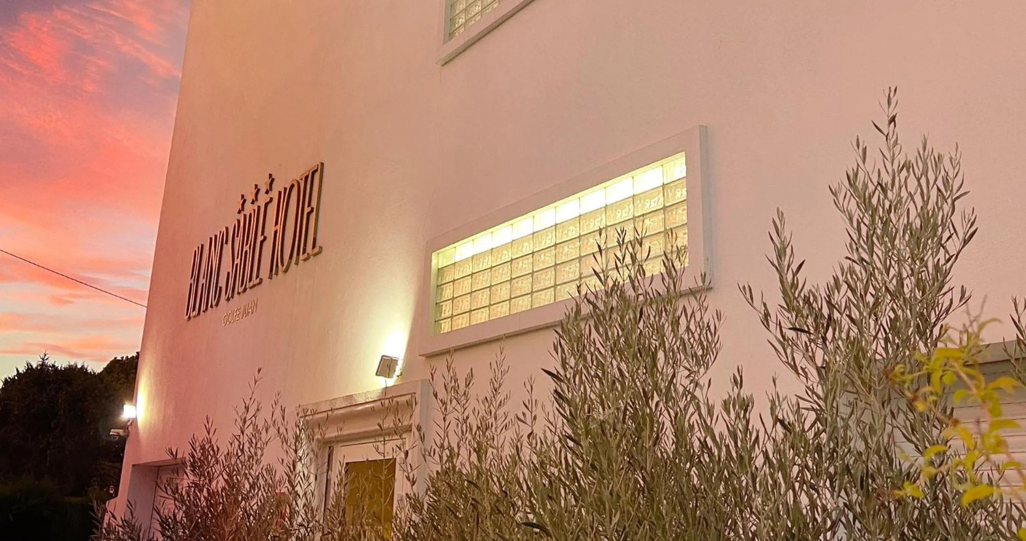 Property building in Blanc Sable Hôtel