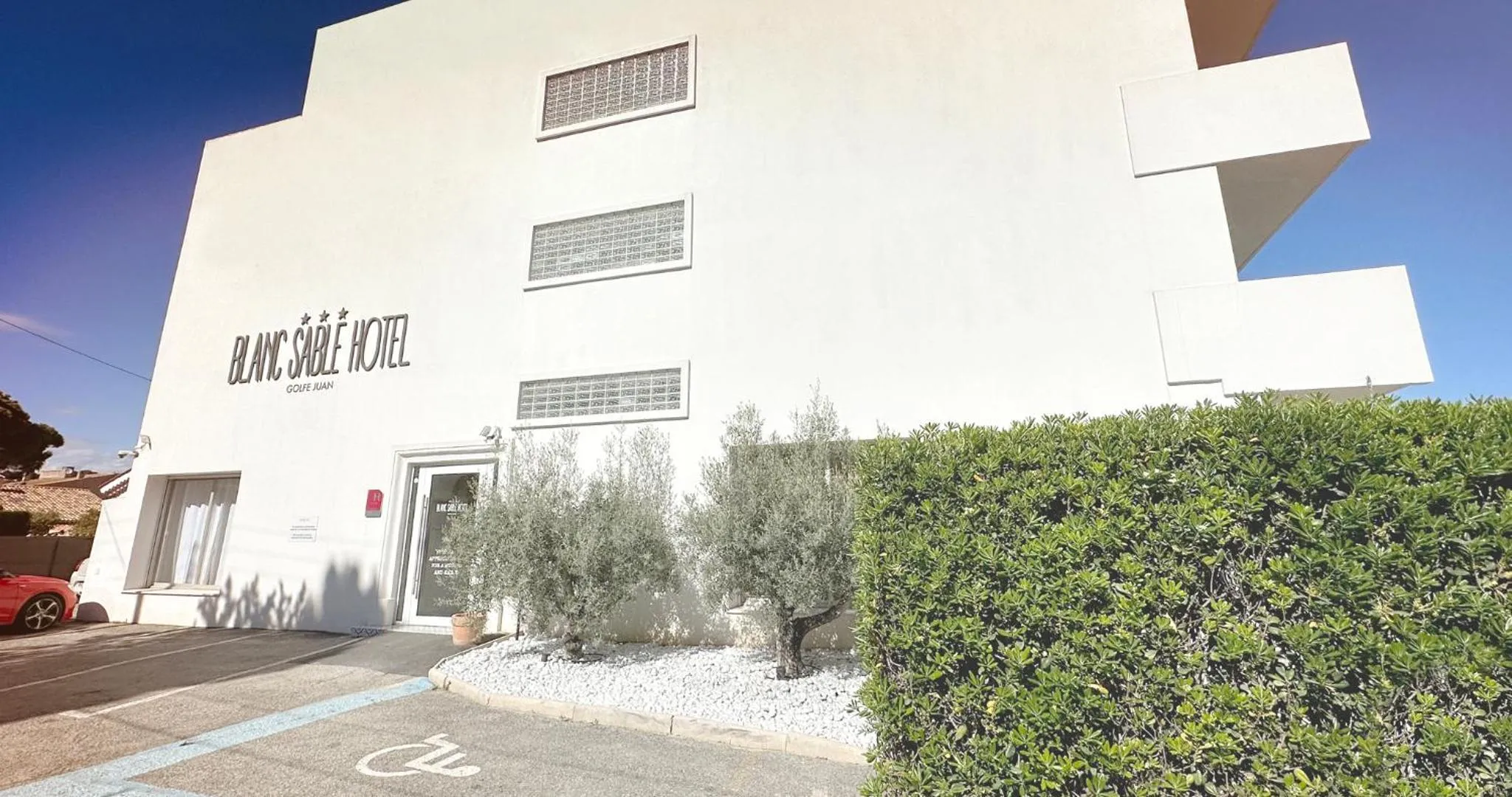 Property building in Blanc Sable Hôtel