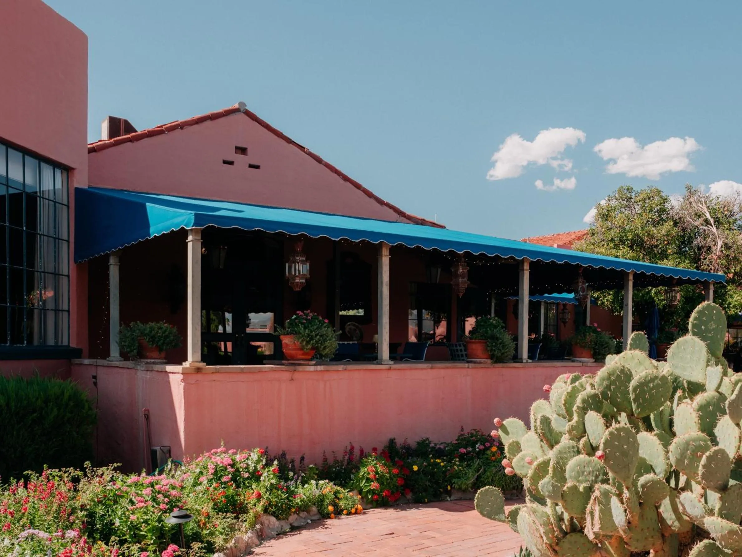 Facade/entrance in Arizona Inn