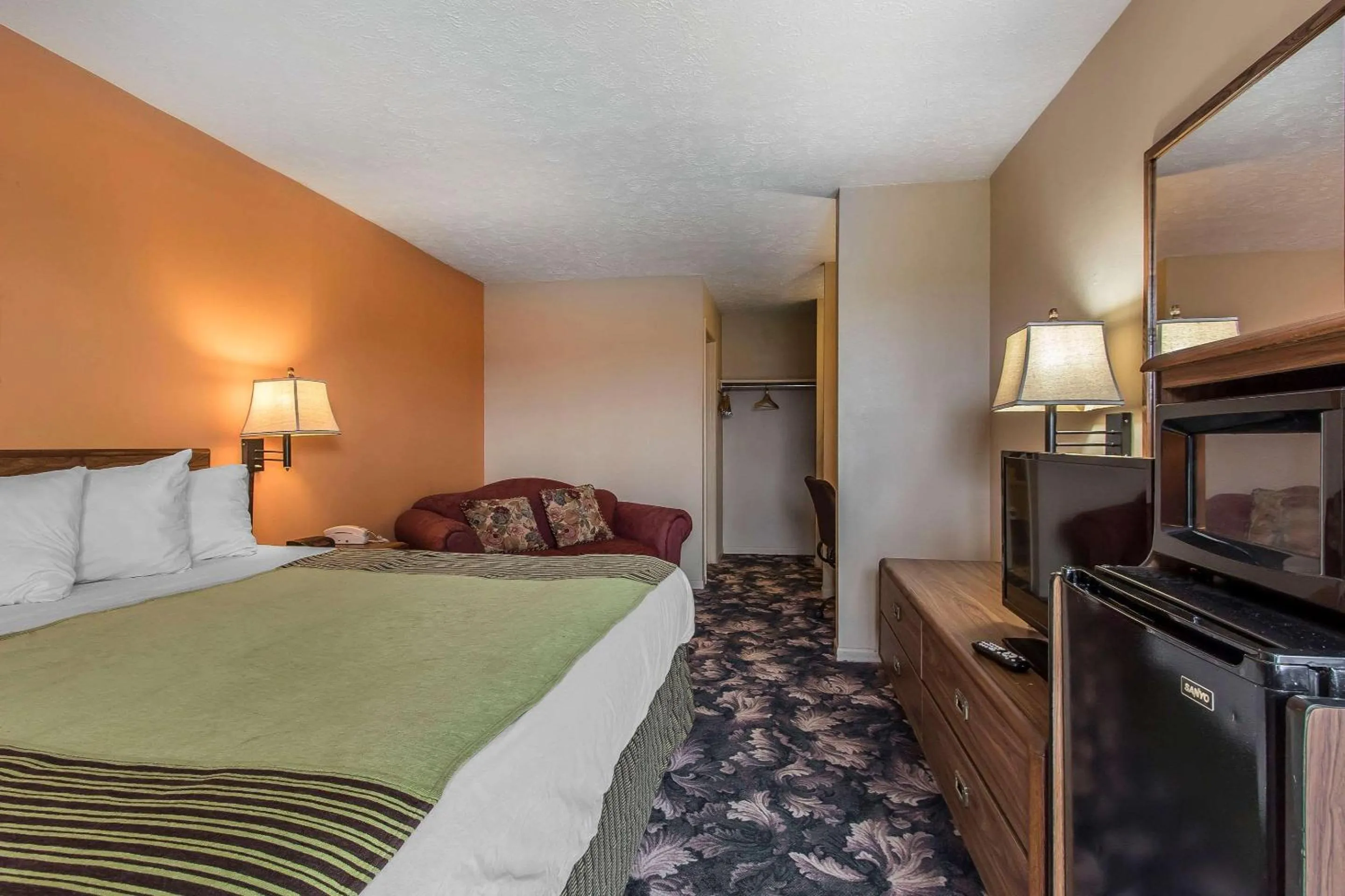 Photo of the whole room, Bed in Rodeway Inn Jackson Northwest