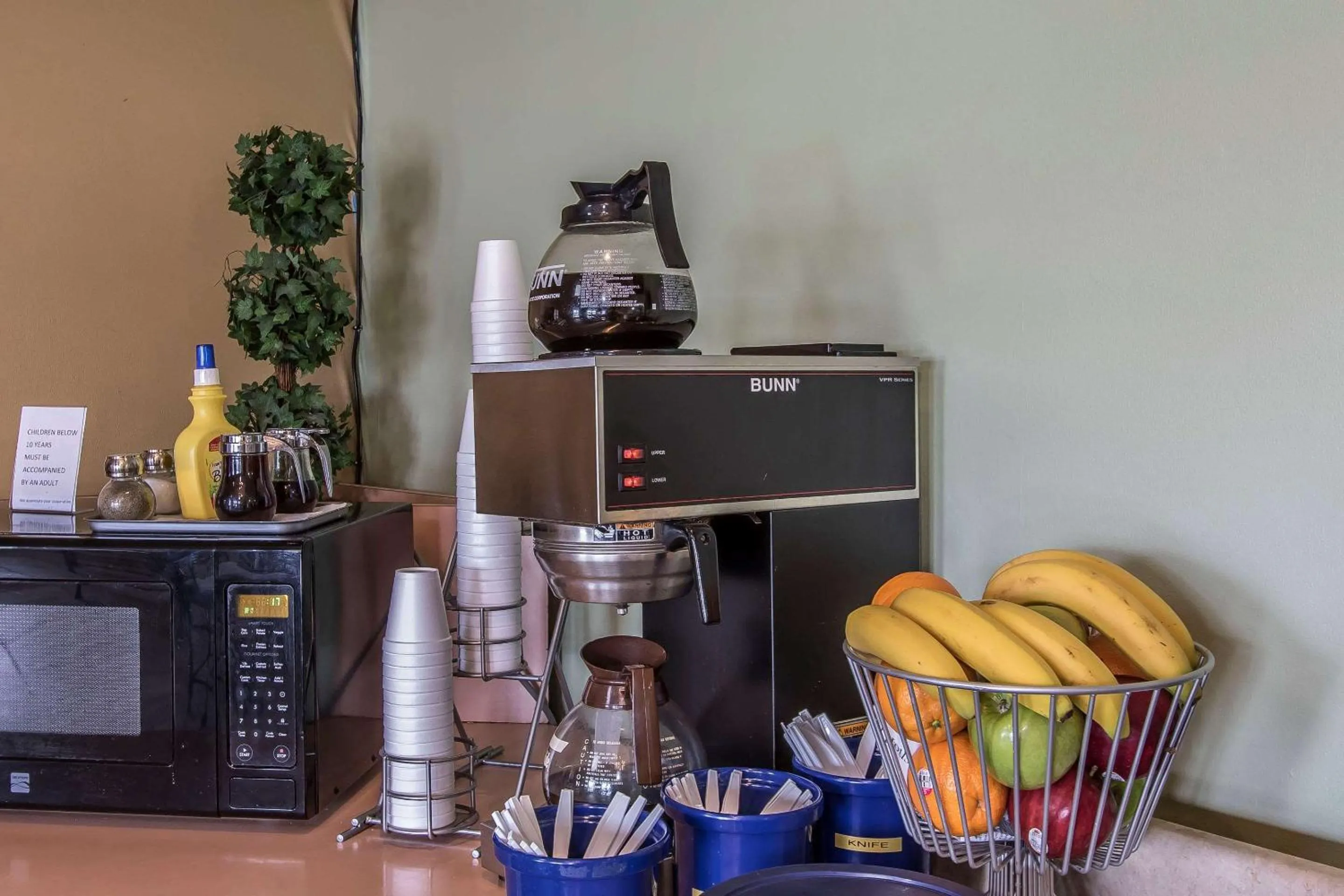 Restaurant/places to eat in Rodeway Inn Jackson Northwest