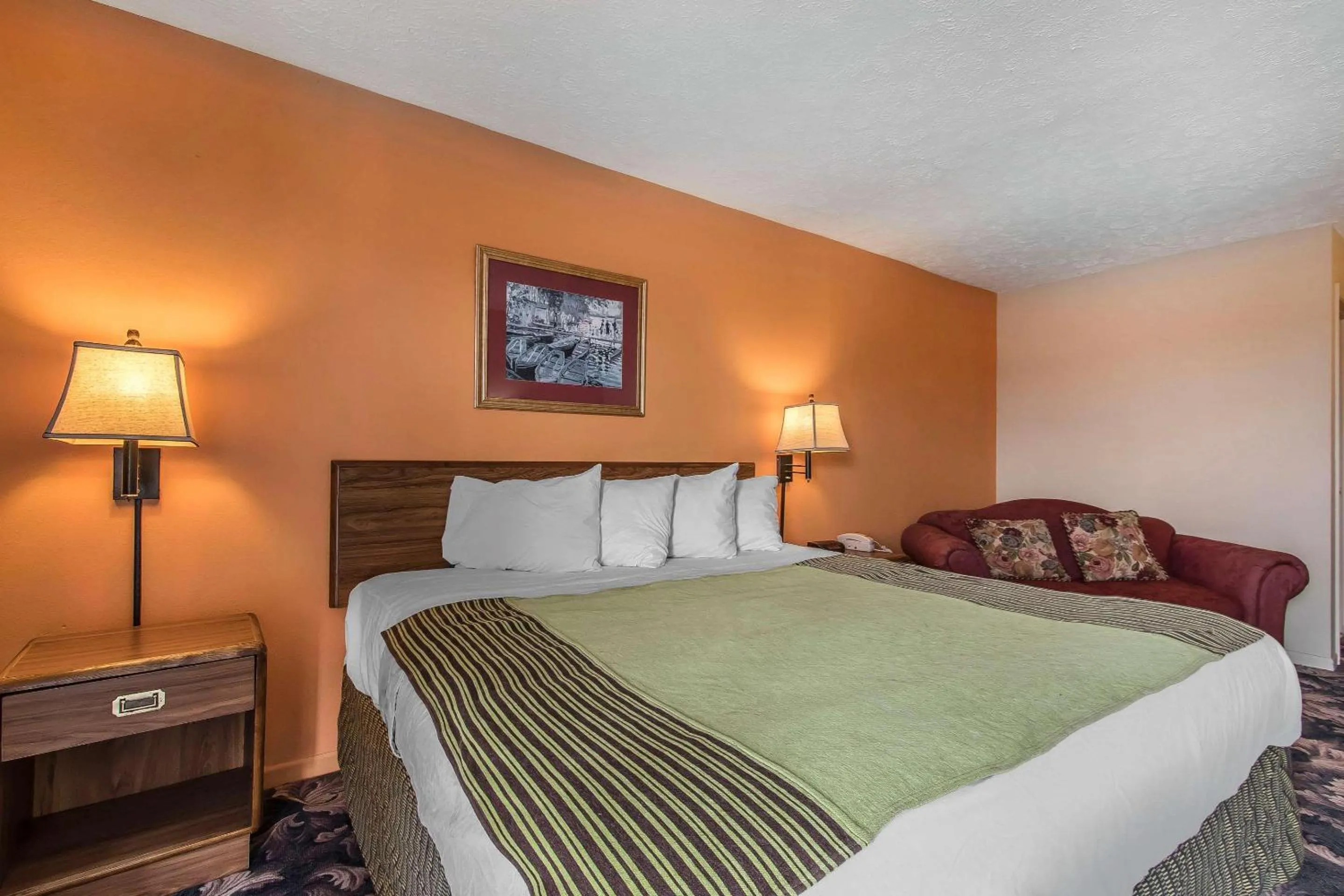 Photo of the whole room, Bed in Rodeway Inn Jackson Northwest