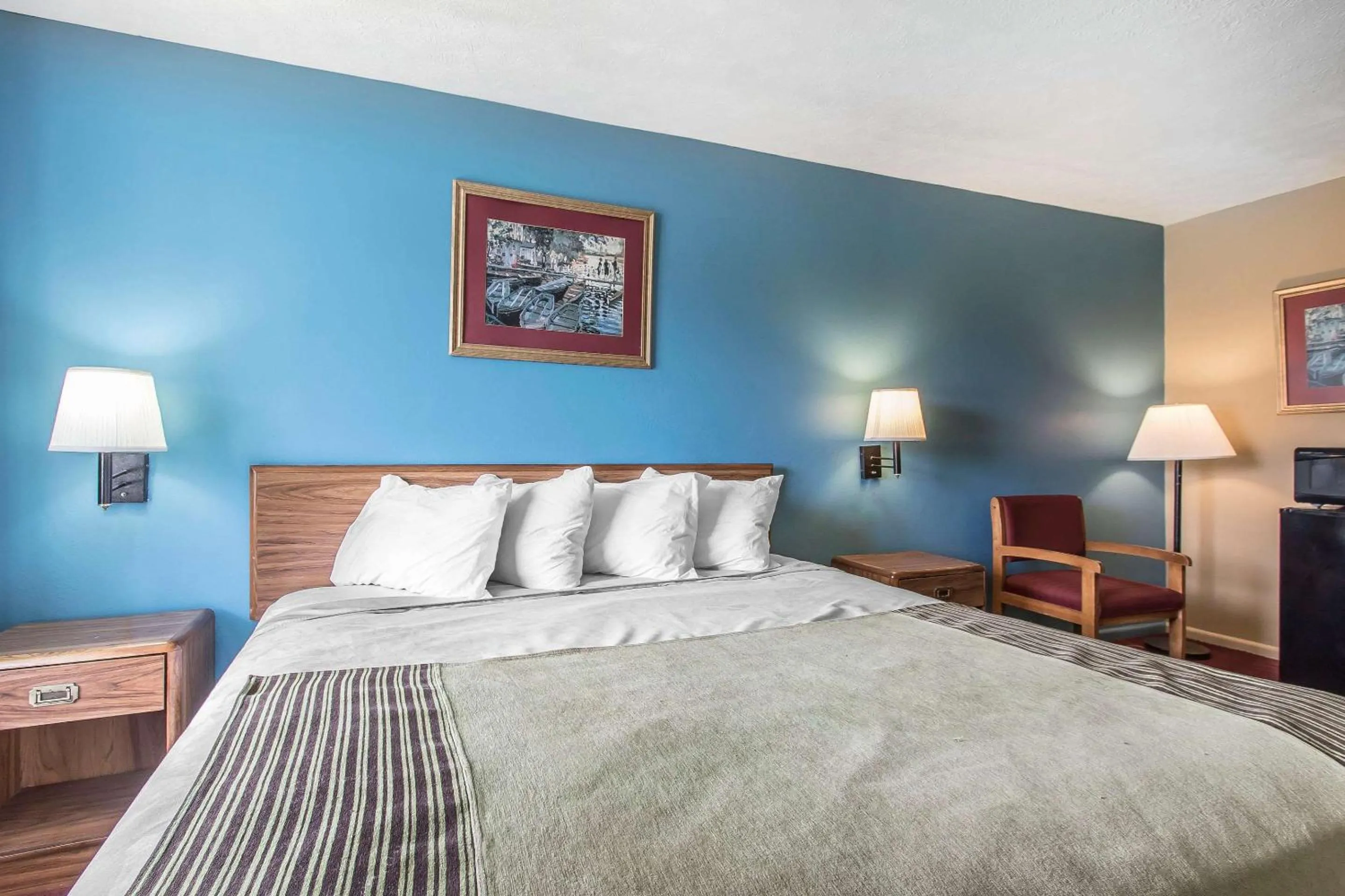 Photo of the whole room, Bed in Rodeway Inn Jackson Northwest