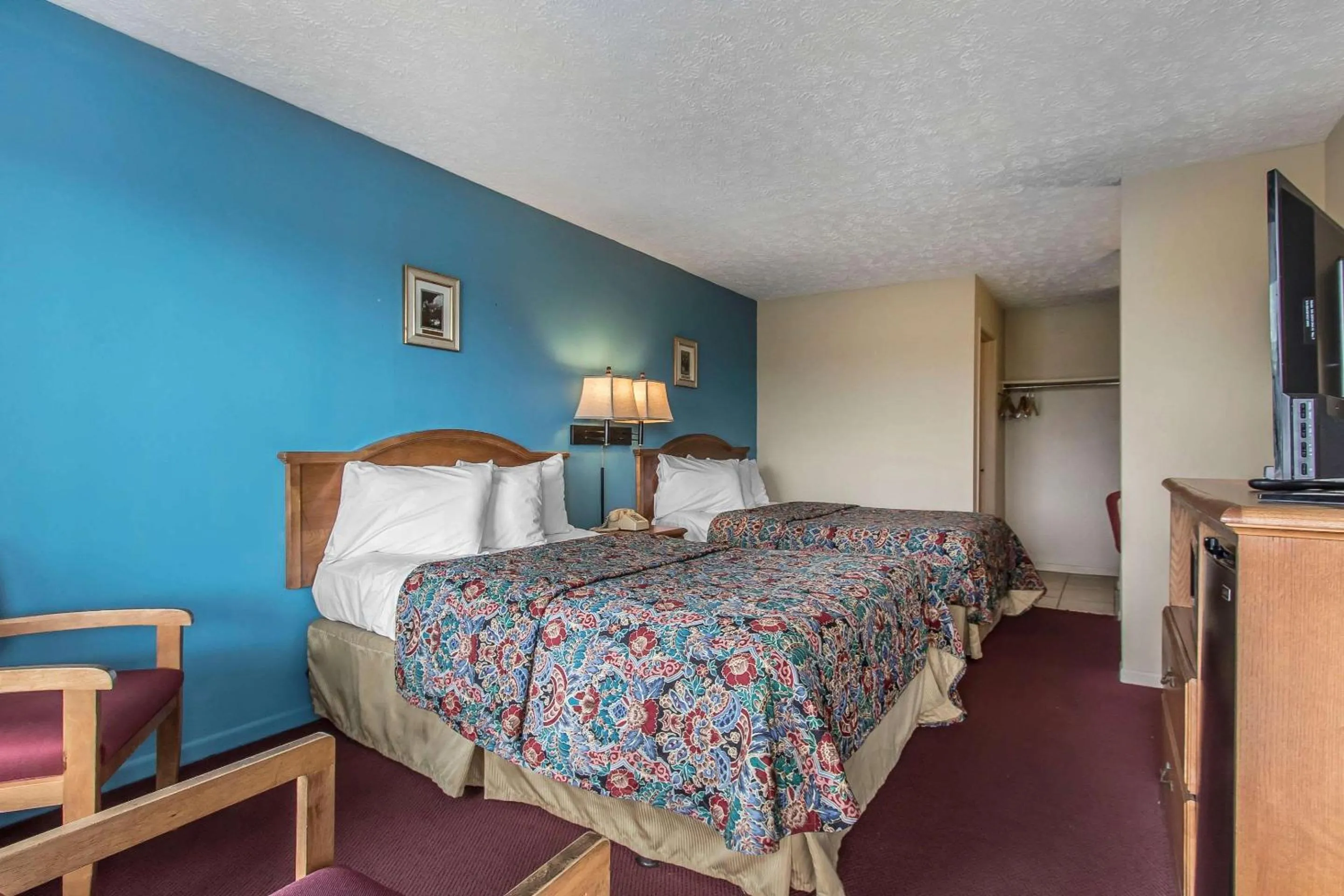 Photo of the whole room, Bed in Rodeway Inn Jackson Northwest