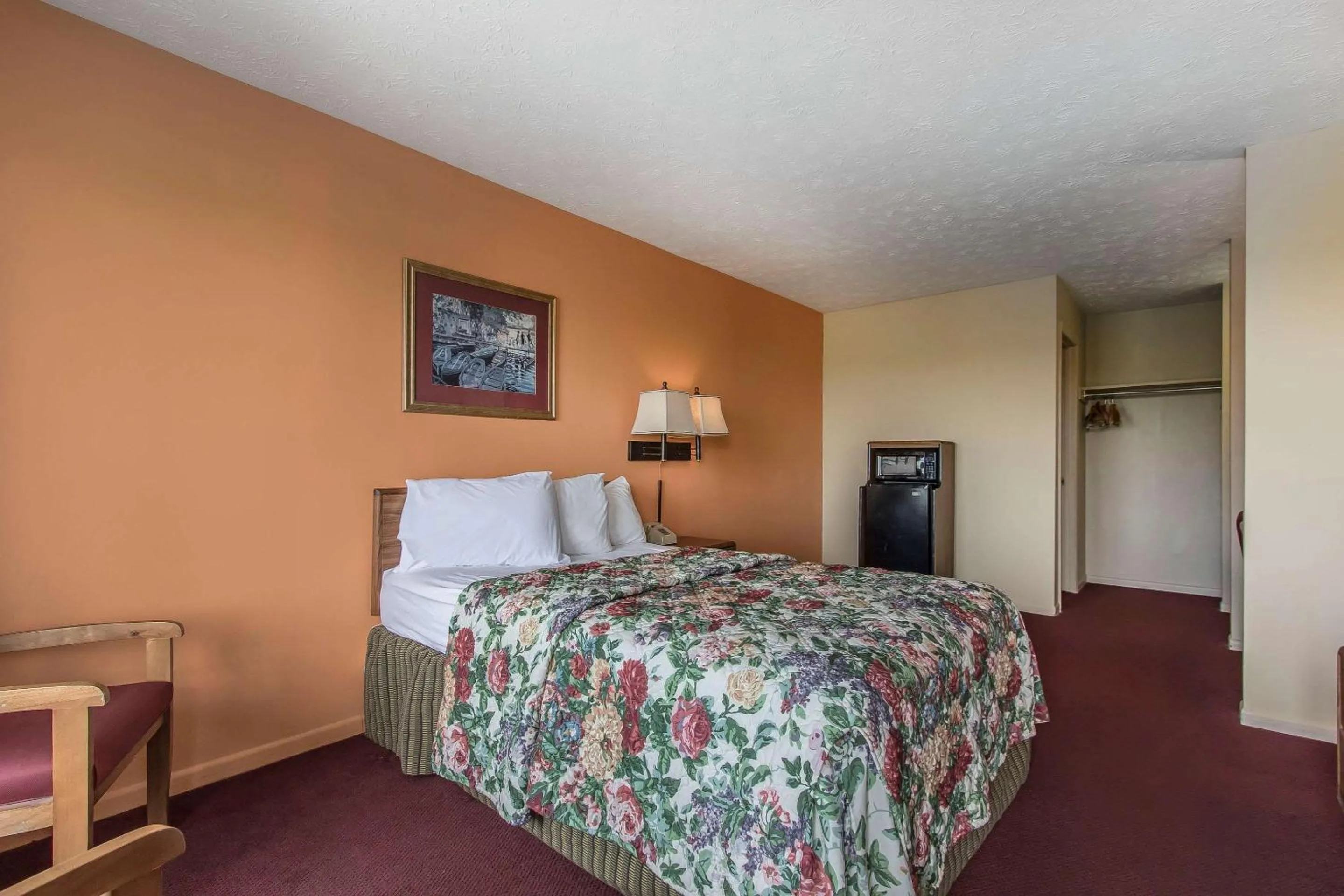 Photo of the whole room, Bed in Rodeway Inn Jackson Northwest