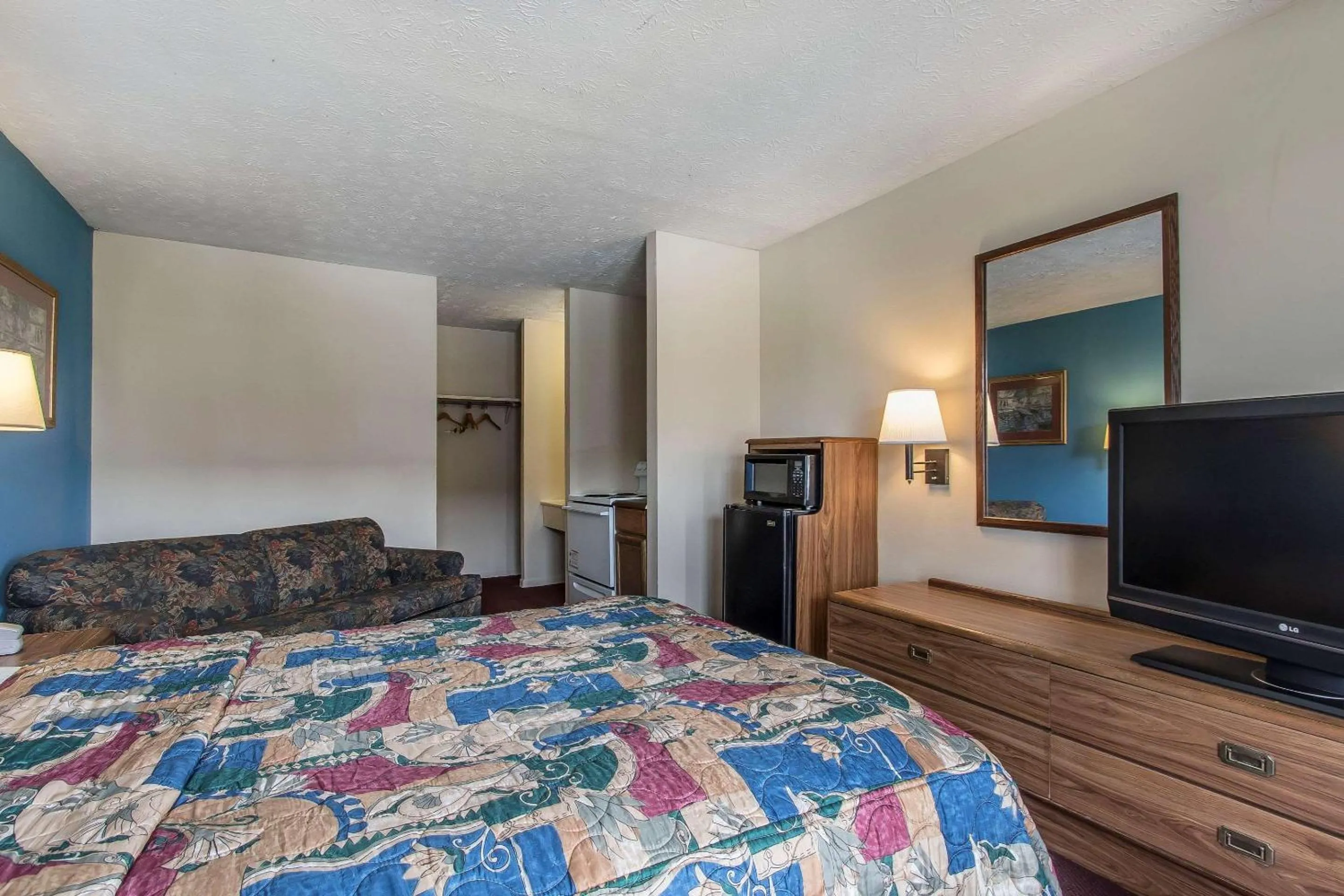 Photo of the whole room, Bed in Rodeway Inn Jackson Northwest